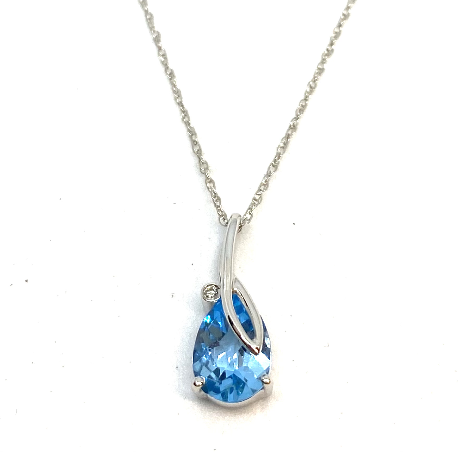 Pendentif pour femme en or 10K, 1 diamant pour 0.005 carat, 1 topaz bleu 8x6mm coupe poire
