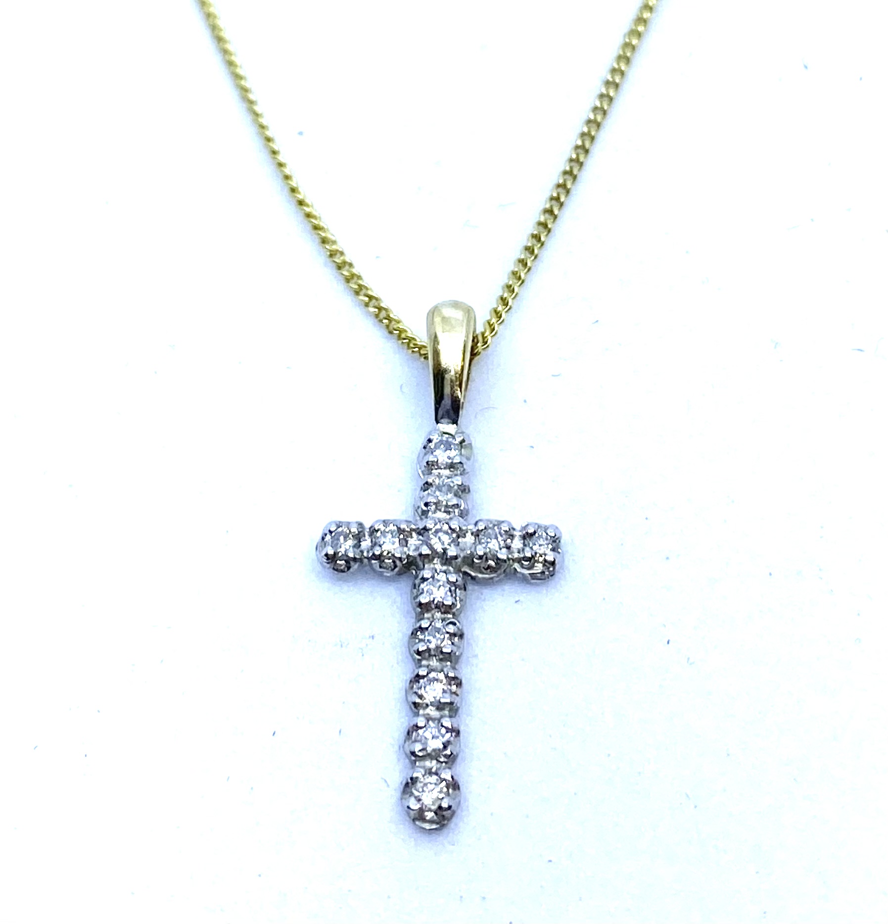 Pendentif pour femme en or 10K, 12 diamants pour 0.12 carat, croix