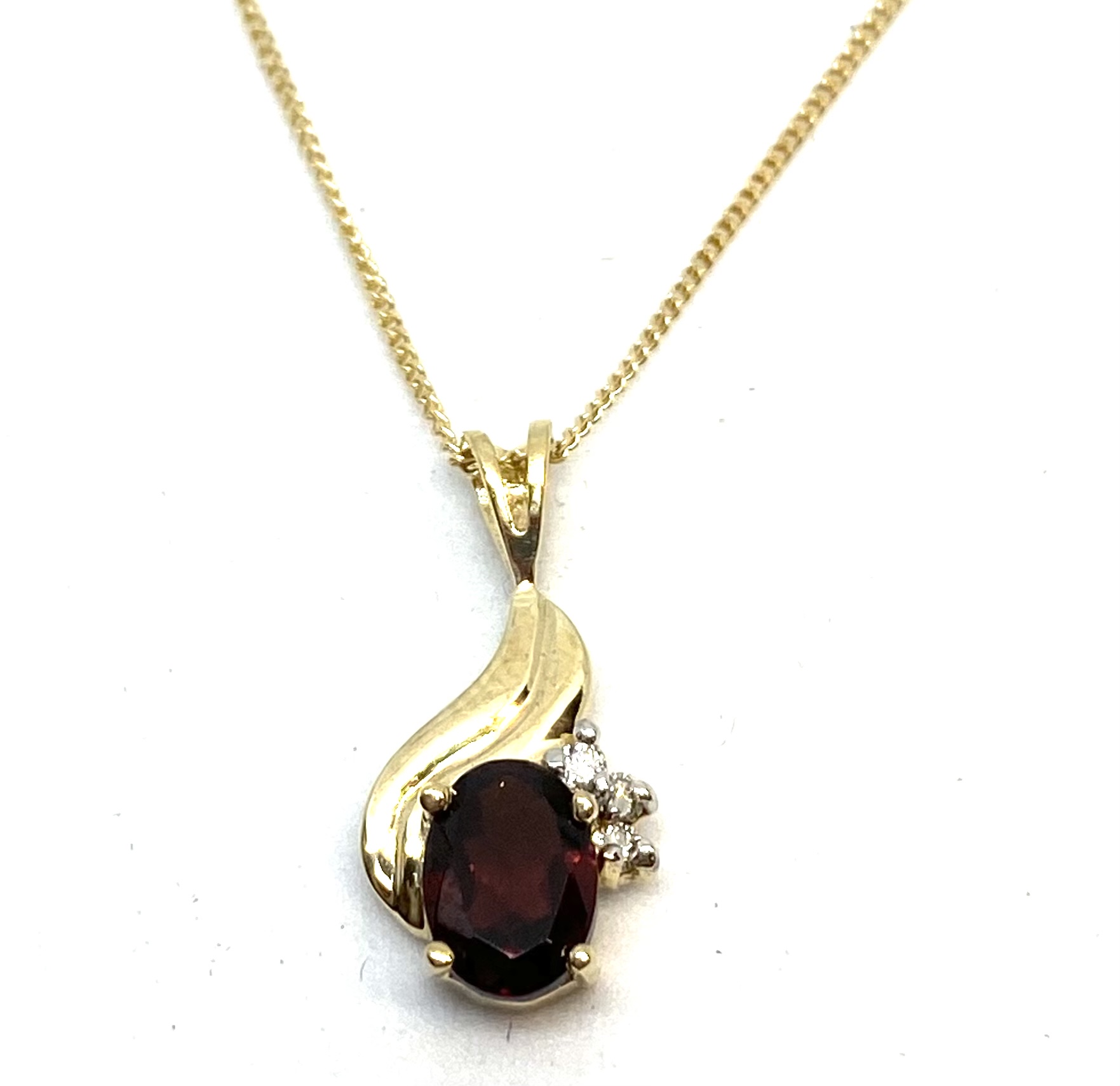 Pendentif pour femme en or 10K, grenat 7x5mm coupe ovale, 3 diamants pour 0.03 carat