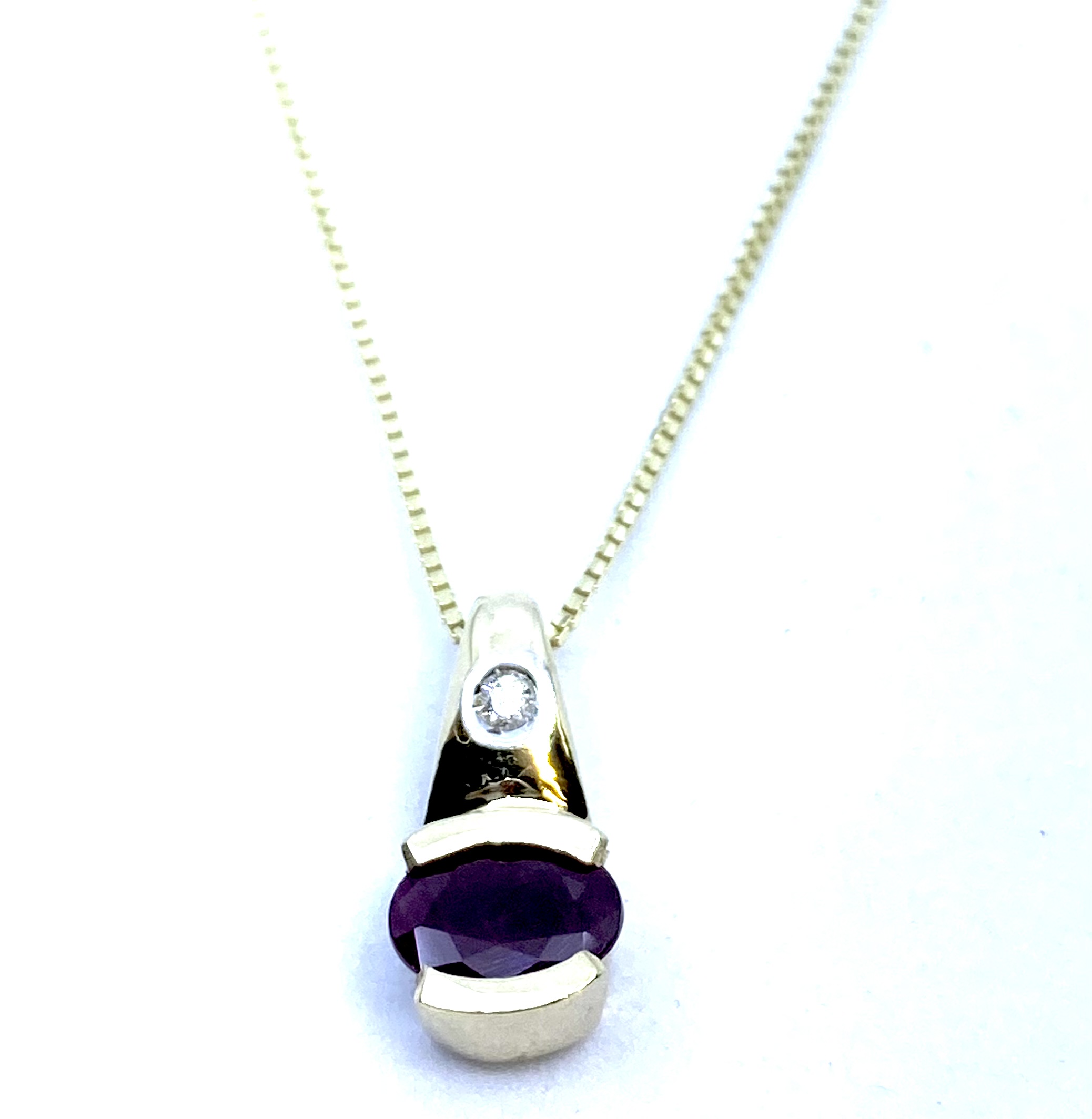 Pendentif pour femme en or 10k, 1 diamant pour 0.02 carat, 1 rubis 7x5mm coupe ovale