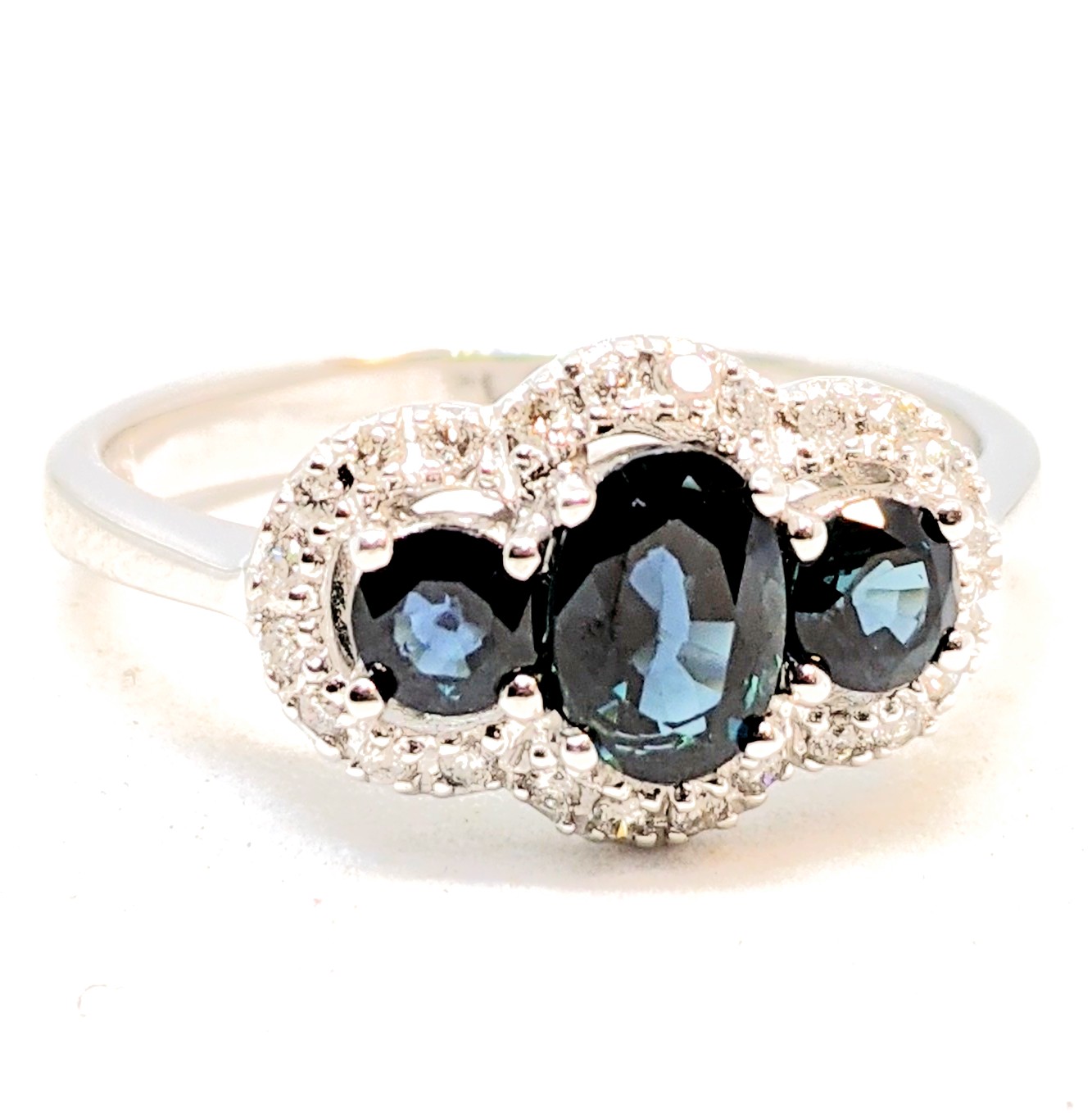 Bague pour femme en or 14K, 3 saphir (1 de 6x4mm et 2 de 3.5mm), 24 diamants pour 0.14 carat