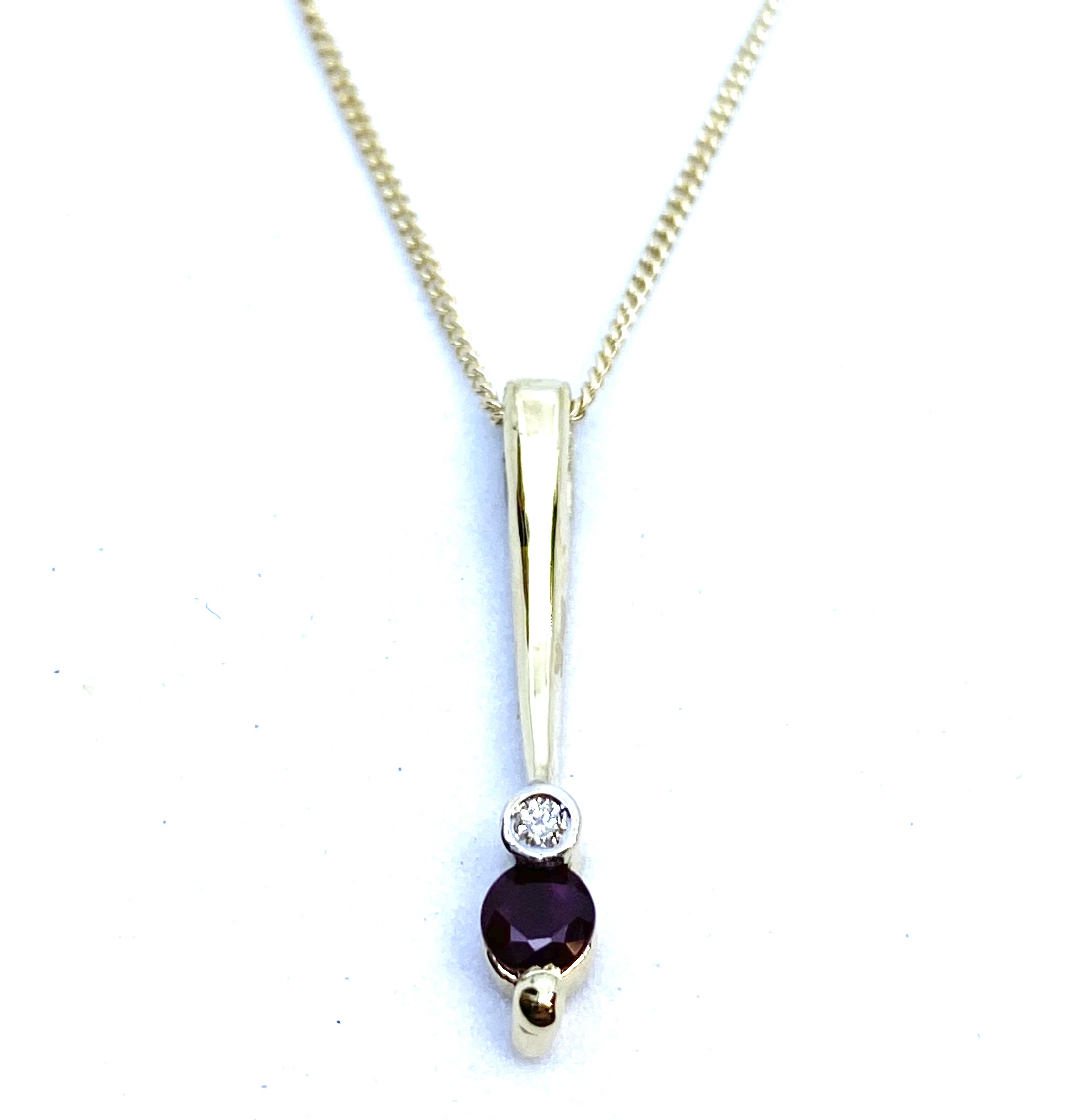 Pendentif pour femme en or 10k, 1 diamant pour 0.015 carat, 1 rubis 3.5mm