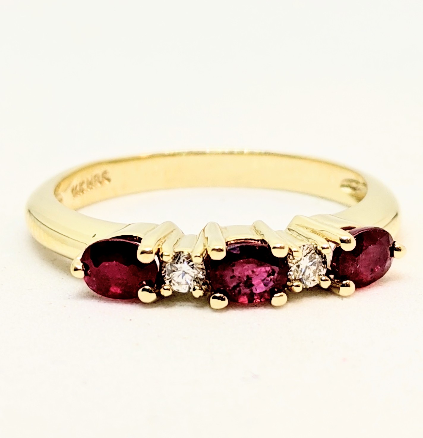 Bague pour femme en or 14K, 3 rubis 4x3mm pour 0.88 carat, 2 diamants pour 0.09 carat