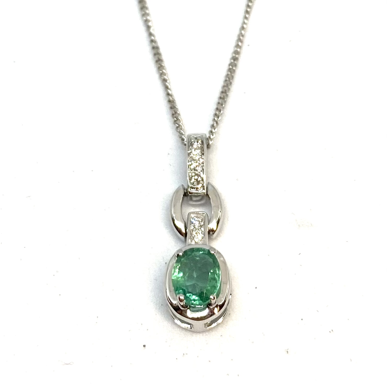 Pendentif pour femme en or 10K, 6 diamants pour 0.03 carat, 1 émeraude 5x4mm coupe ovale