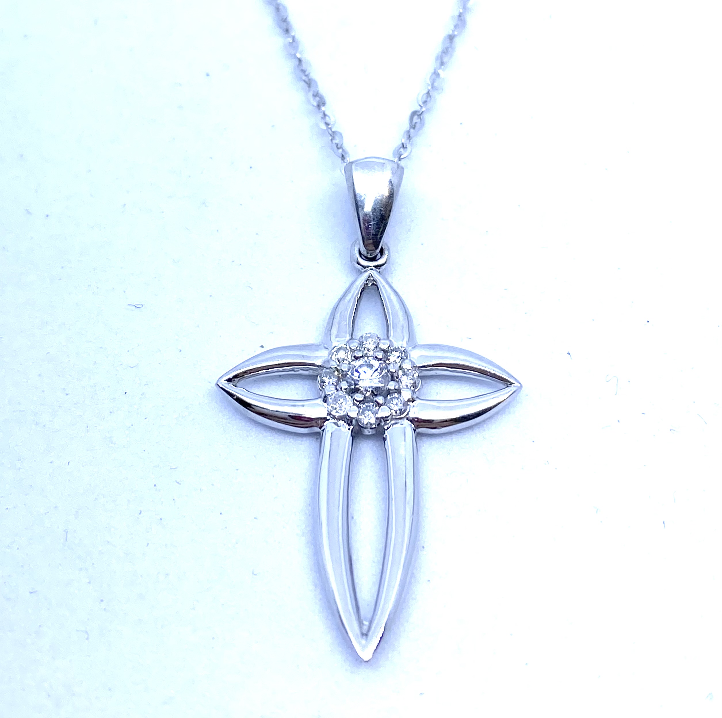 Pendentif en or 10K, 9 diamants pour 0.16 diamants, croix