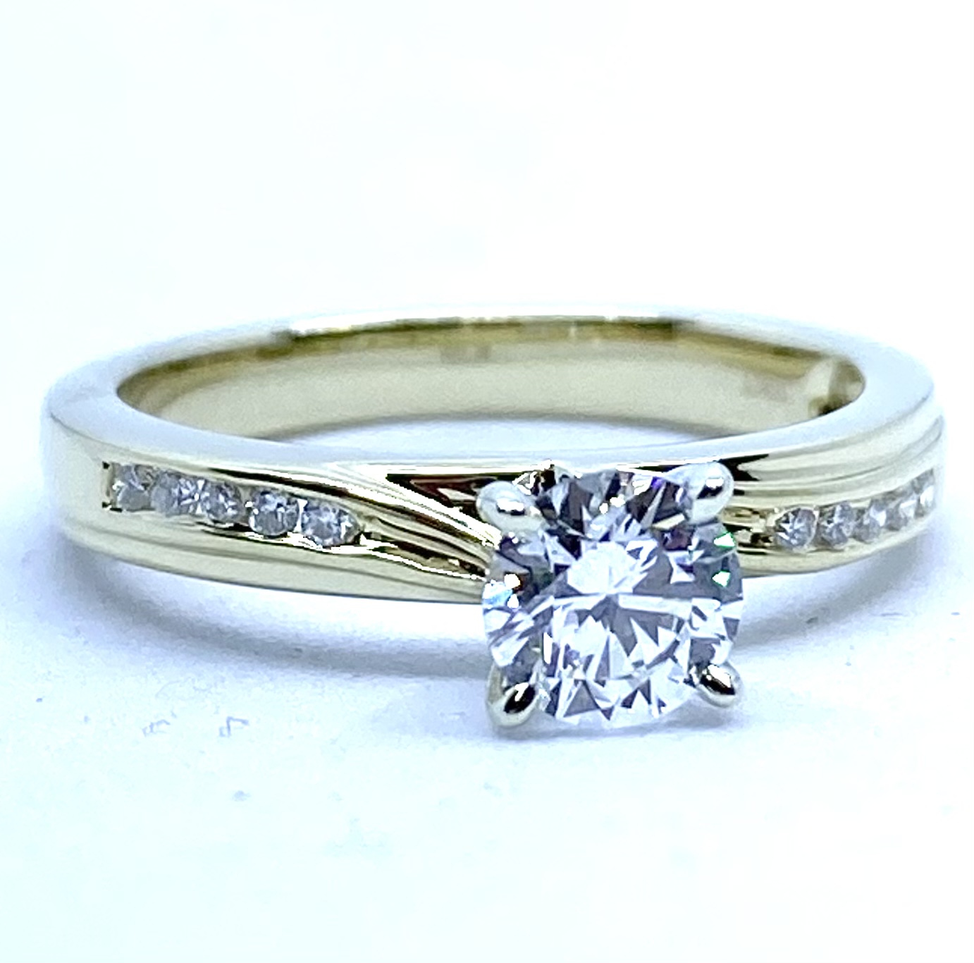 Bague pour femme en or 10K, 11 diamants pour 0.65 carat ( centre = 0.58 carat VS-2, G 5600$ )