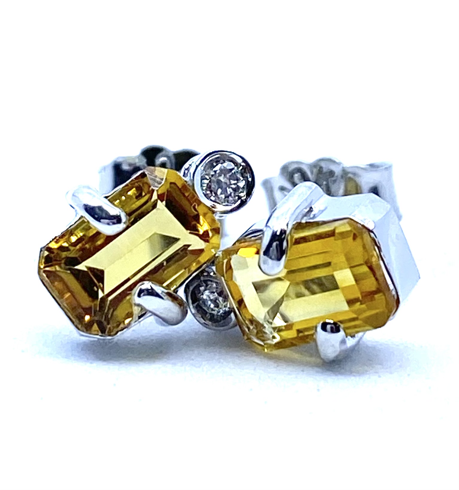 Boucles d'oreilles pour femme en or 10K, 2 diamants pour 0.07 carat, 2 citrines 6x4mm coupe émeraude