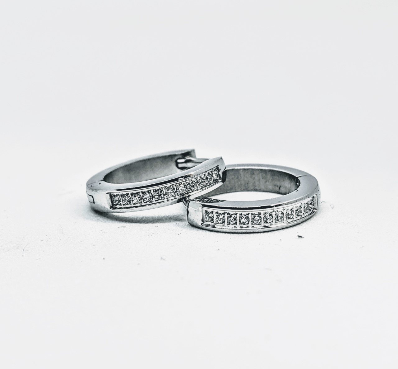 Boucles d'oreilles pour femme en stainless, zircons, huggies
