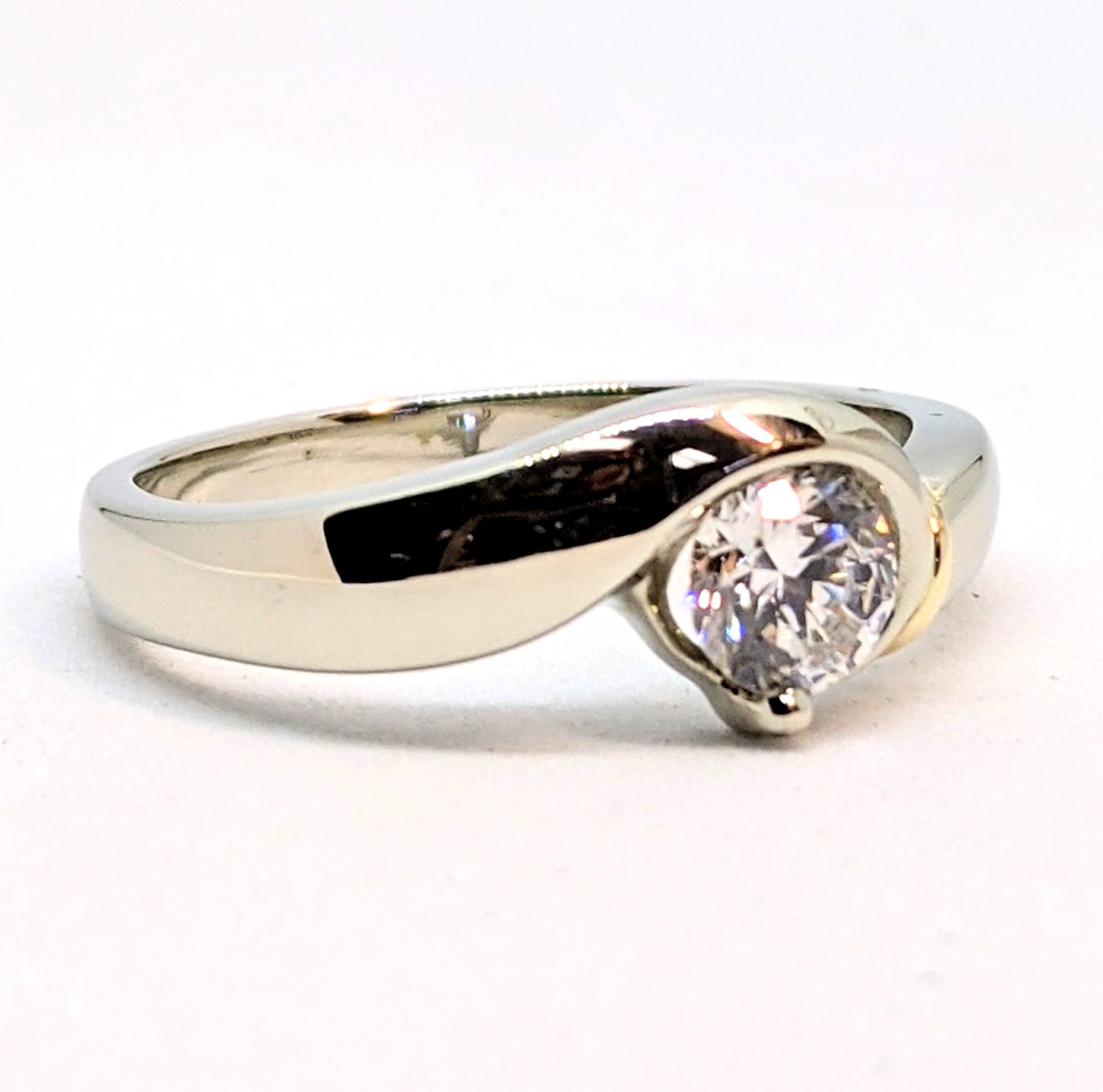 Bague or 10K, 1 zircon