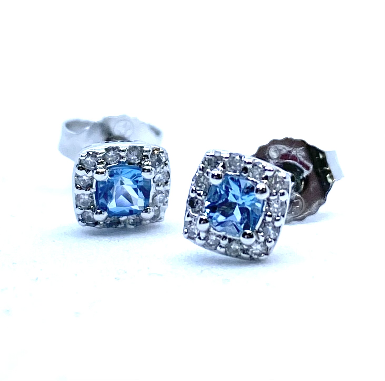 Boucles d'oreilles pour femme en or 10k, 2 topazs bleus 3mm coupe cushion, 24 diamants 0.12 carat