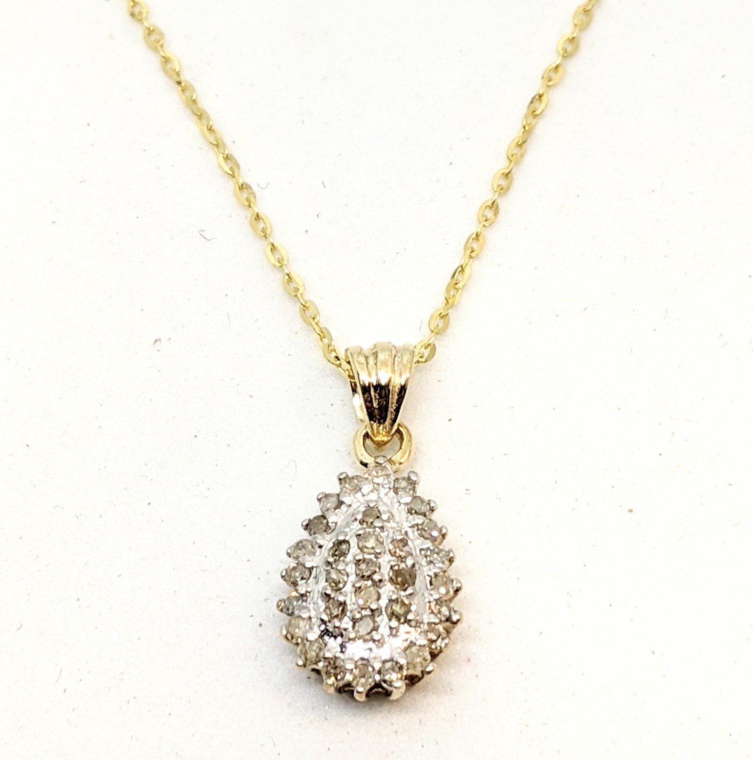 Pendentif or 10K, 31 diamants pour 0.2 carat