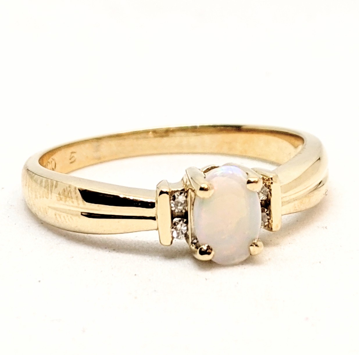 Bague pour femme en or 10K, opale 6x4mm, 4 diamants pour 0.02 carat