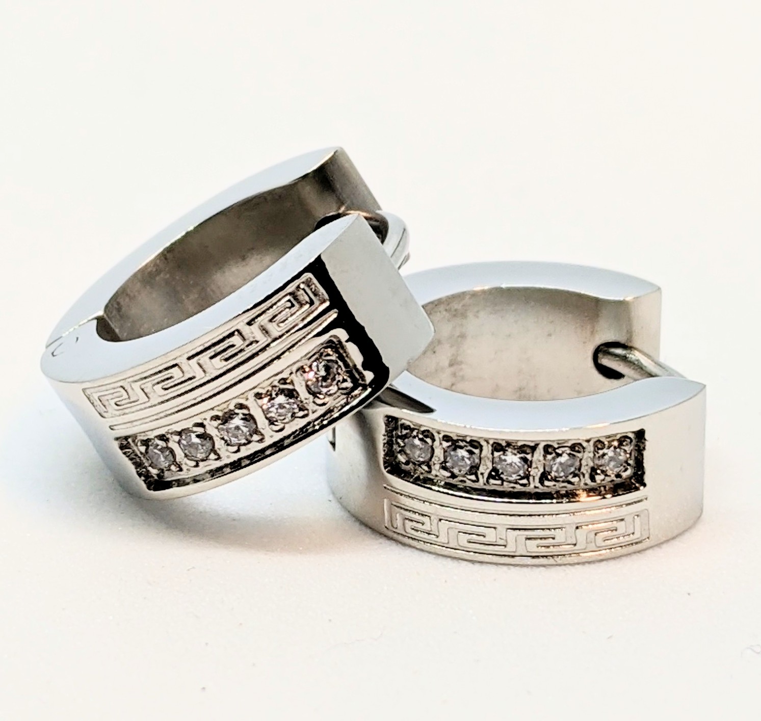 Boucles d'oreilles stainless, huggies, moitié versace, moitié garnies de pierres