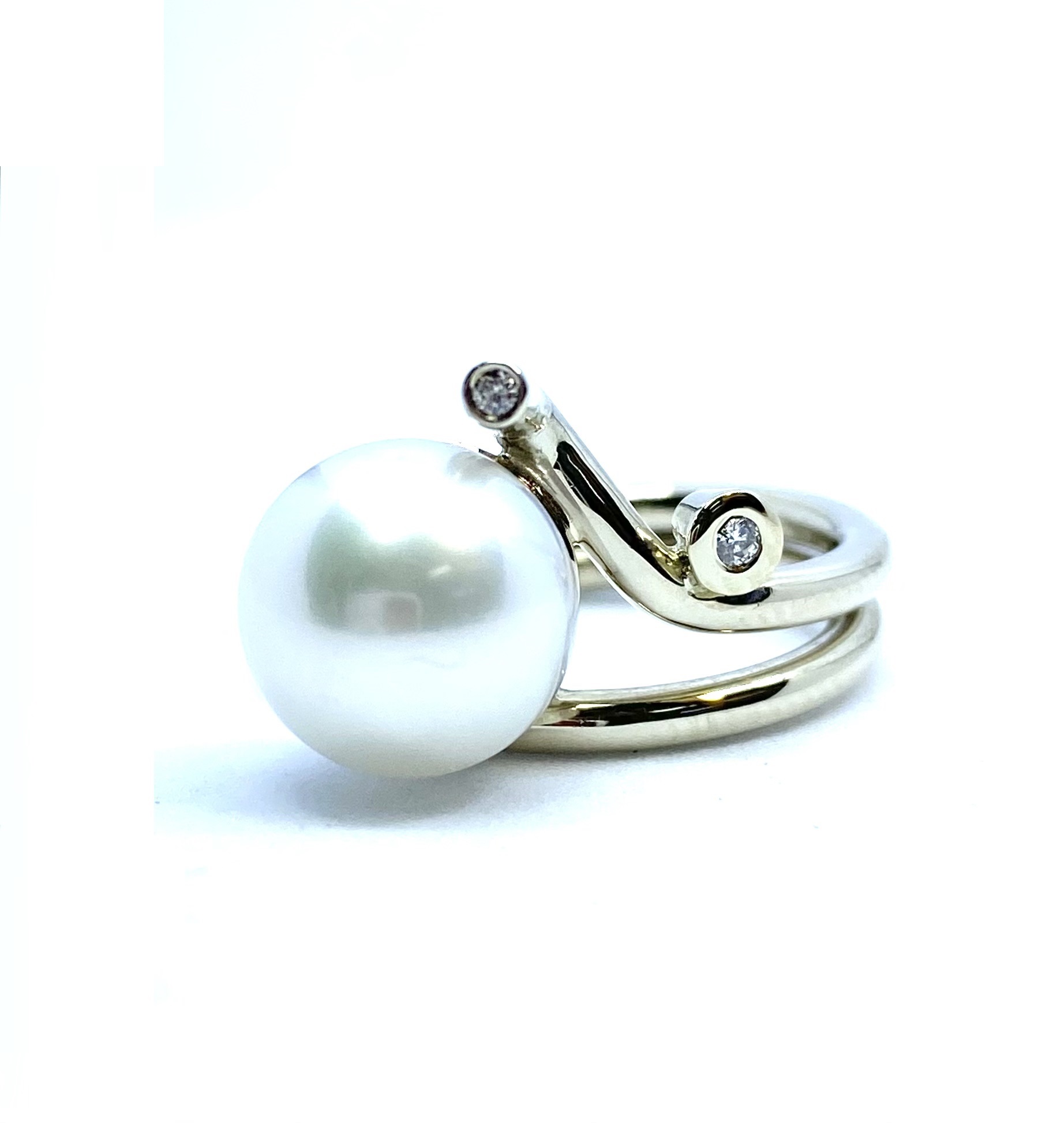 Bague pour femme en or 10k, 2 diamants pour 0.04 carat, 1 perle d'eau douce 9.5-10mm