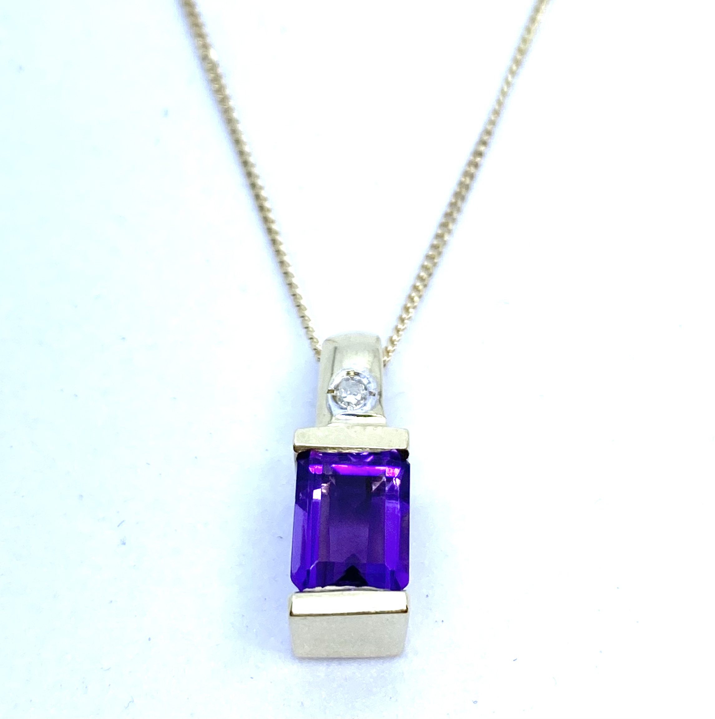 Pendentif pour femme en or 10K, 1 diamant pour 0.02 carat, 1 améthyste 7x5mm coupe émeraude