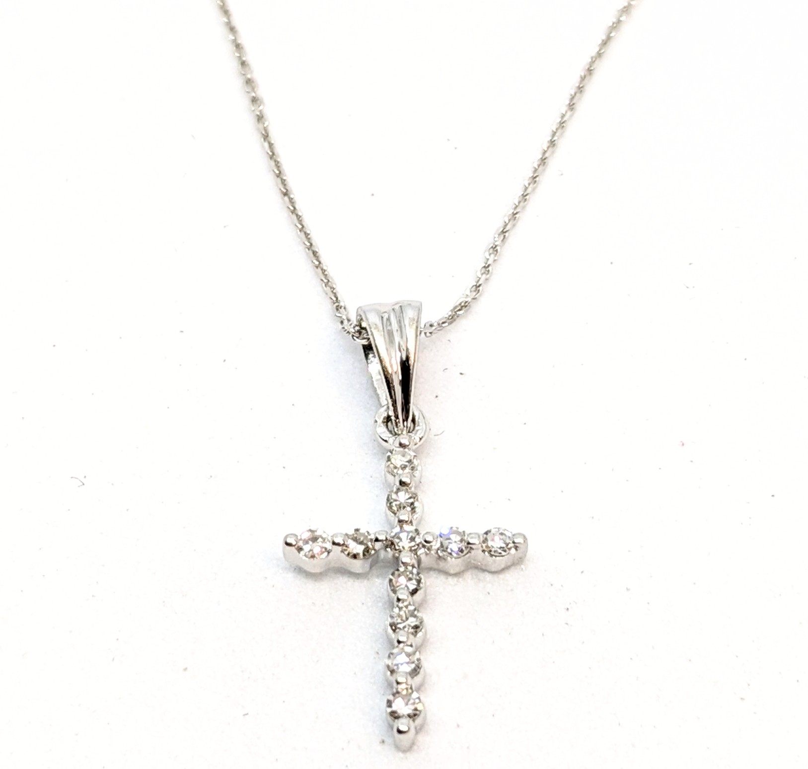 Pendentif or 10K, 11 diamants pour 0.11 carat total, croix