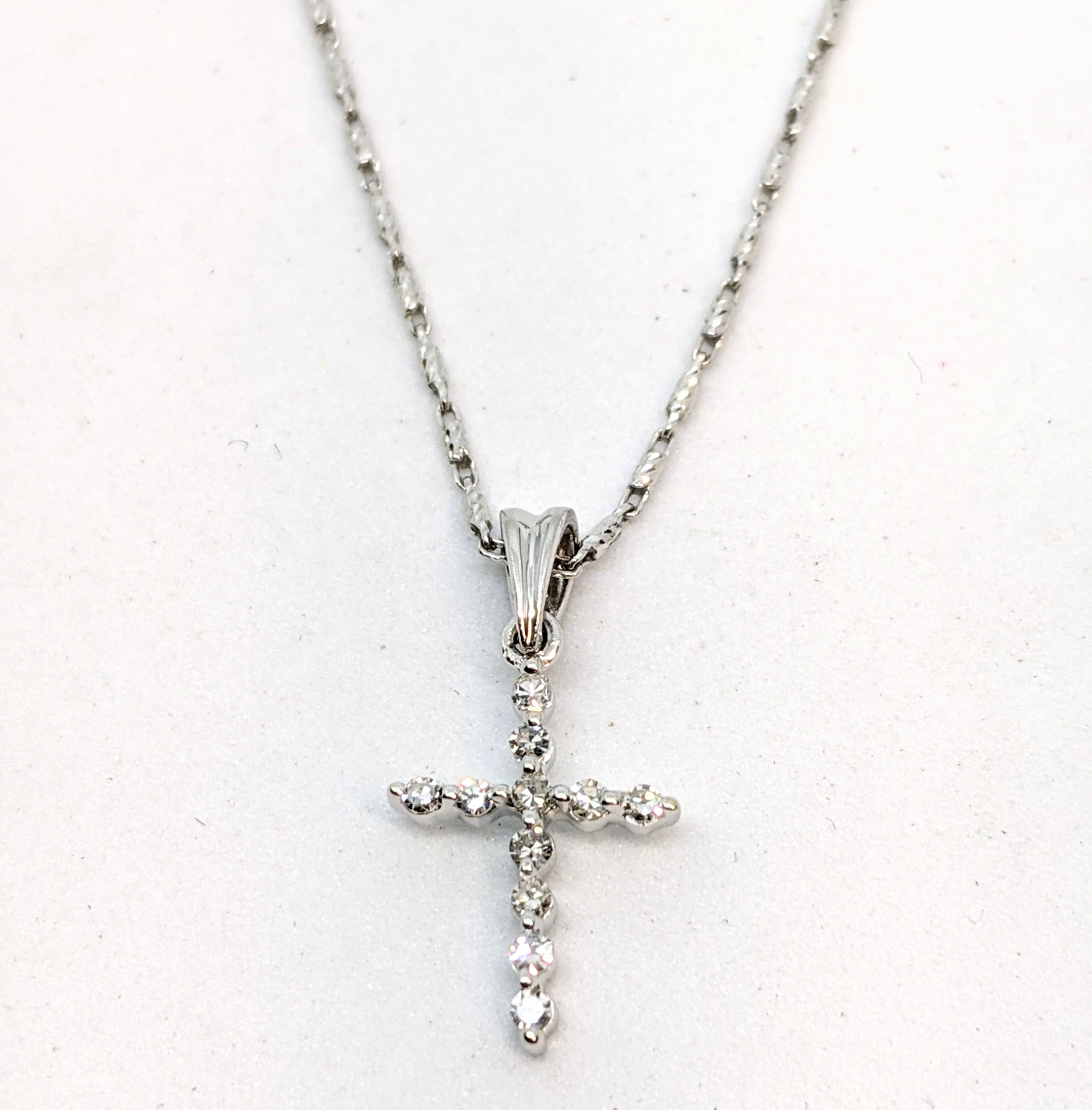 Pendentif or 10K, 11 diamants pour 0.11 carat total, croix