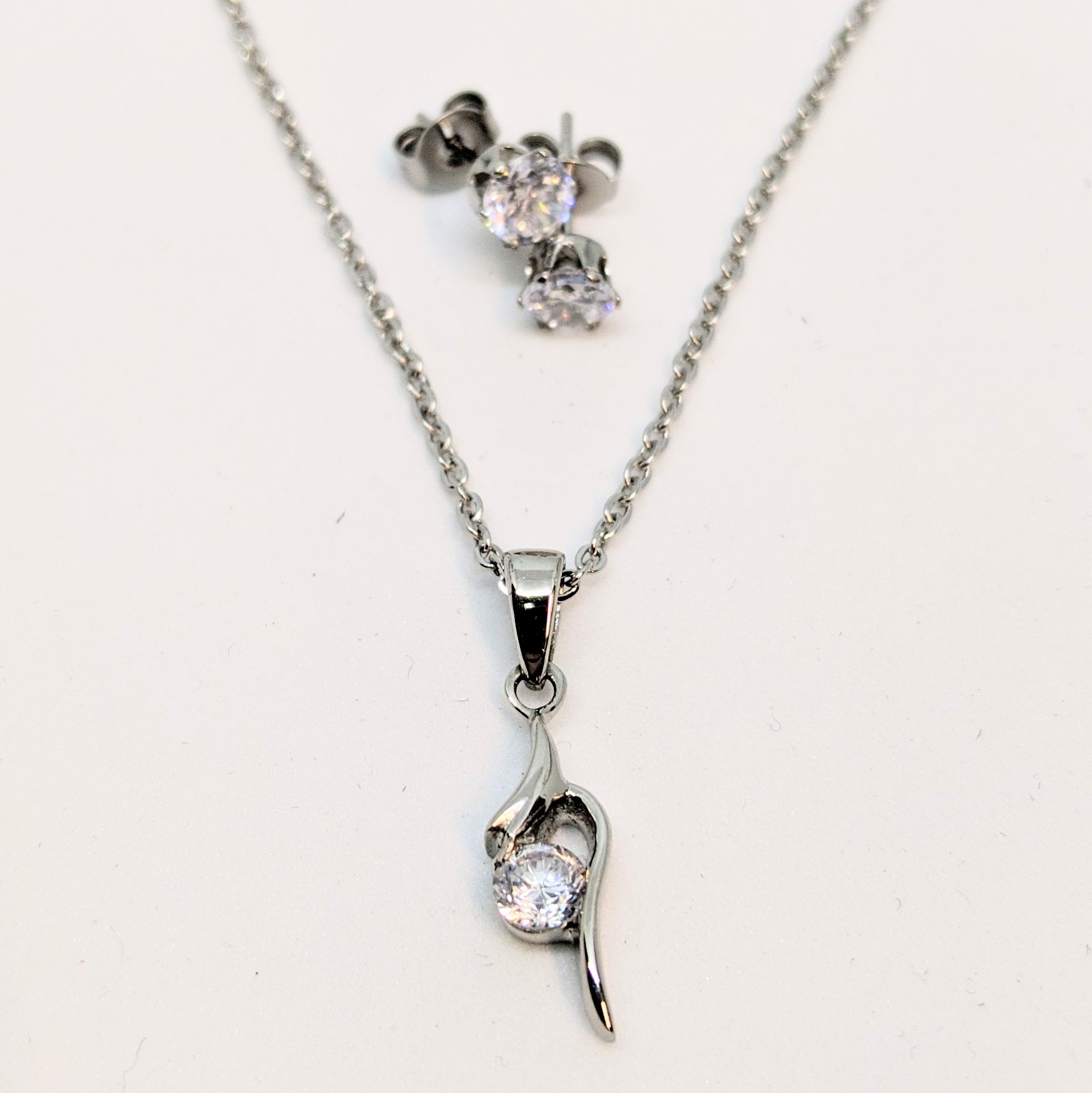 Ensemble de pendentif et boucles d'oreilles en stainless