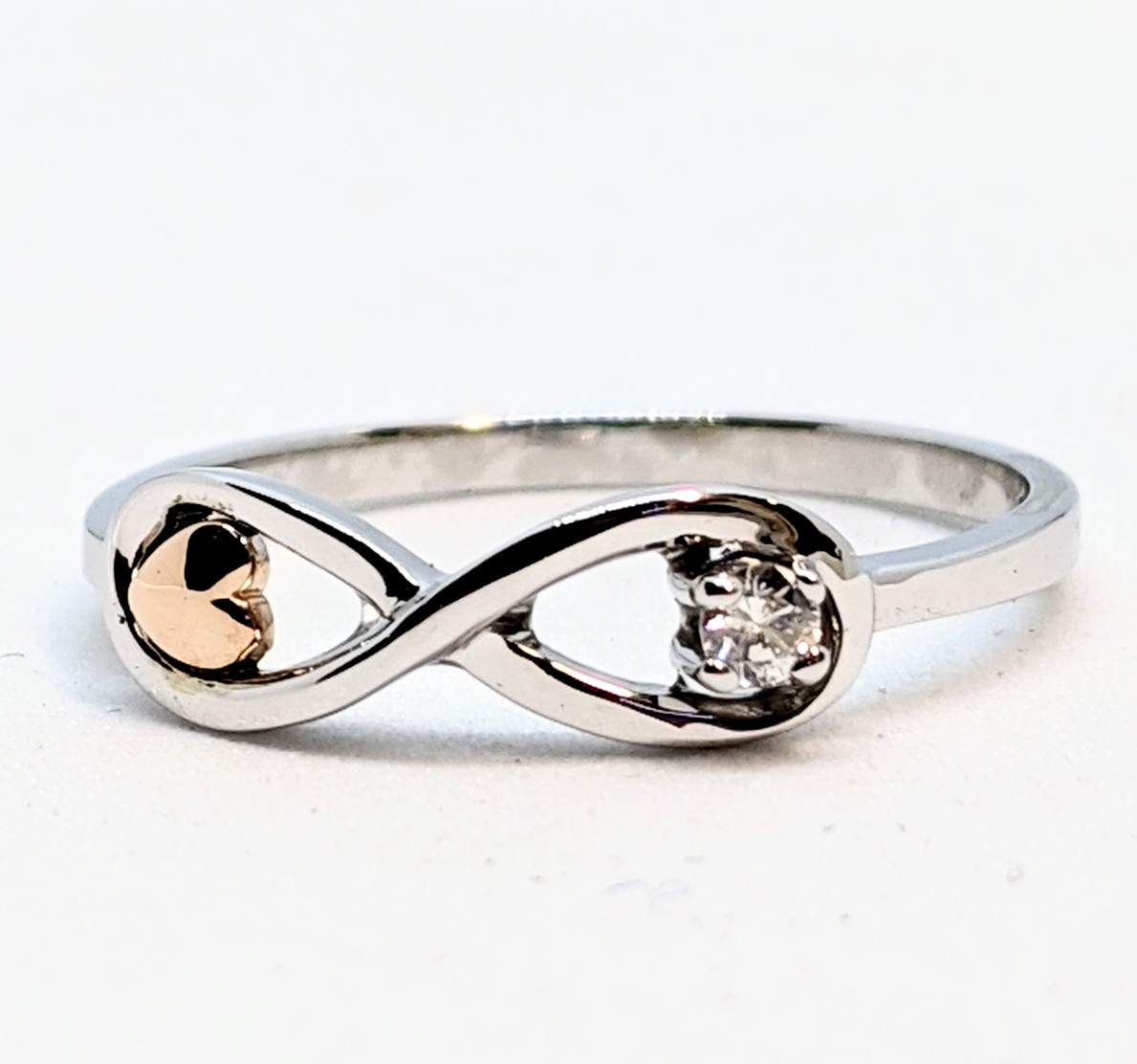Bague or 10K, 1 diamant de 4.2 points, infini et coeur
