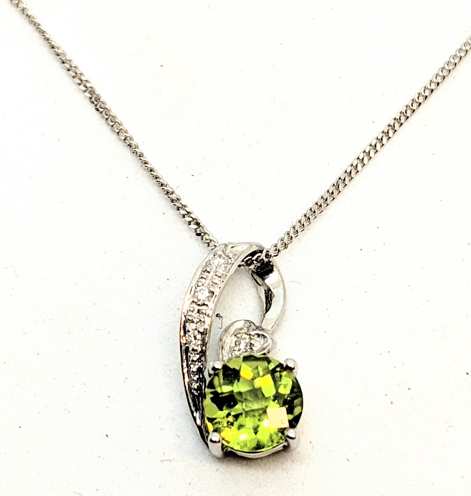 Pendentif en or 14K, péridot 6.5mm et 4 diamants pour 0.045 carat, chaine or 10K