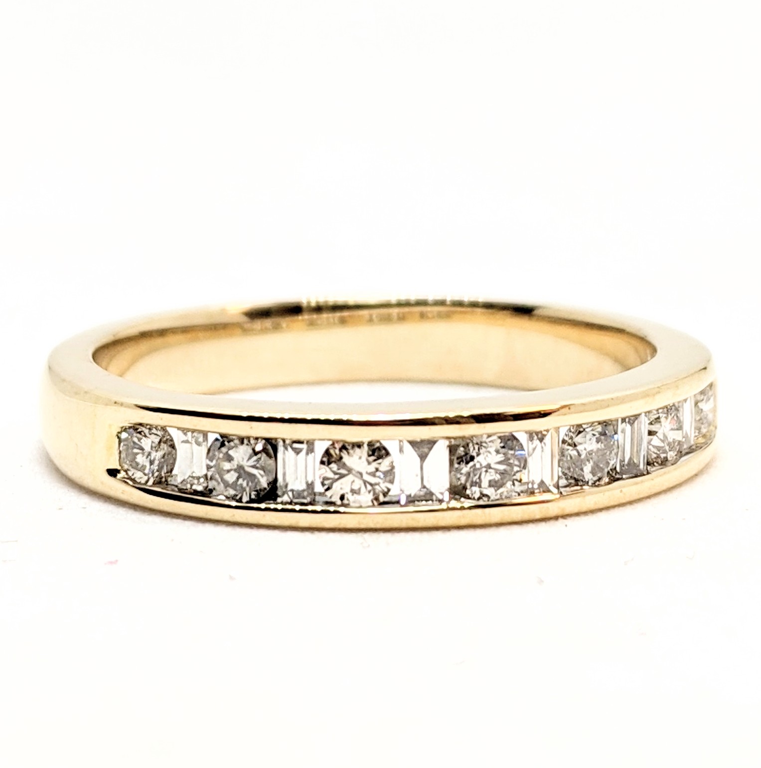 Jonc or 14K, 13 diamants pour 0.5 carat ( 7 ronds et 6 baguettes )