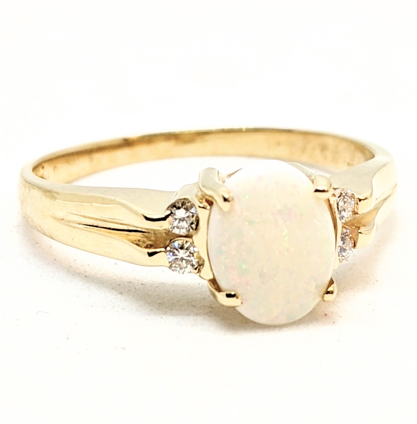 Bague pour femme en or 10K, opale 8x6mm, 4 diamants pour 0.08 carat