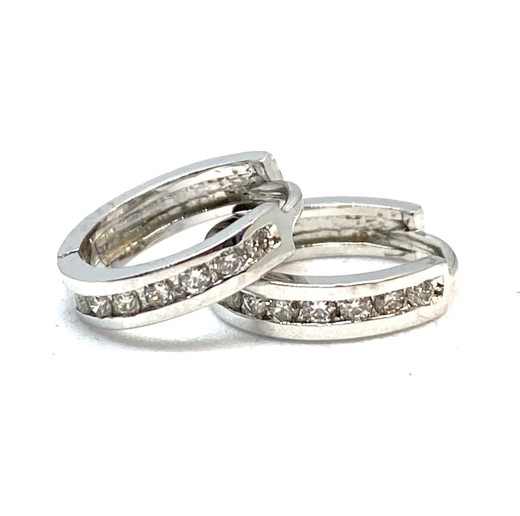 Boucles d'oreilles en or 10K, 14 diamants pour 0.16 carat