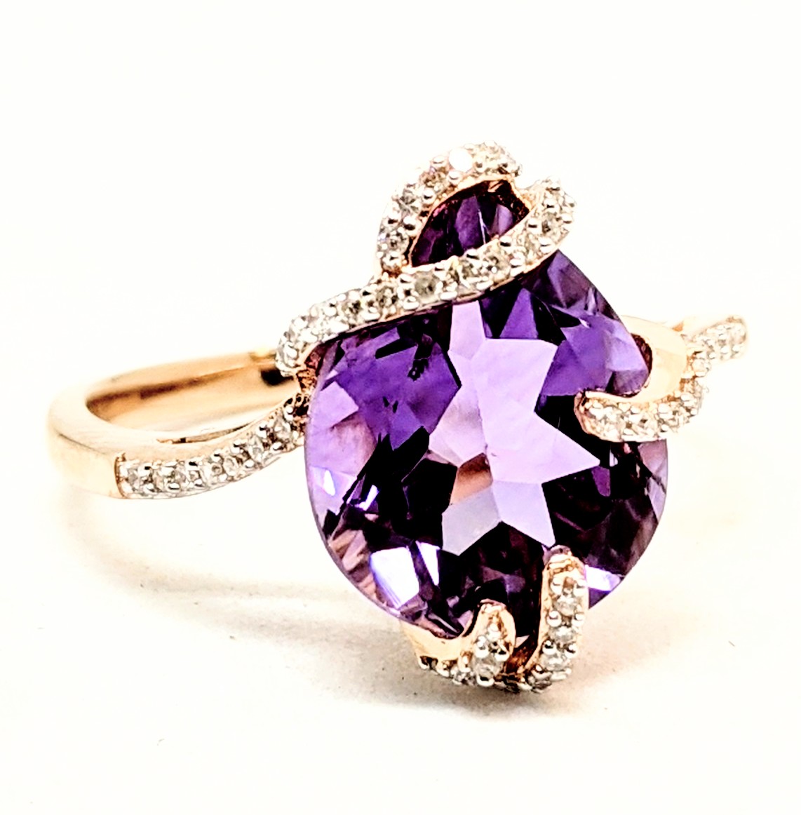 Bague pour femme en or 10K, améthyste 14x10mm 4.85 carat, 49 diamants pour 0.2 carat
