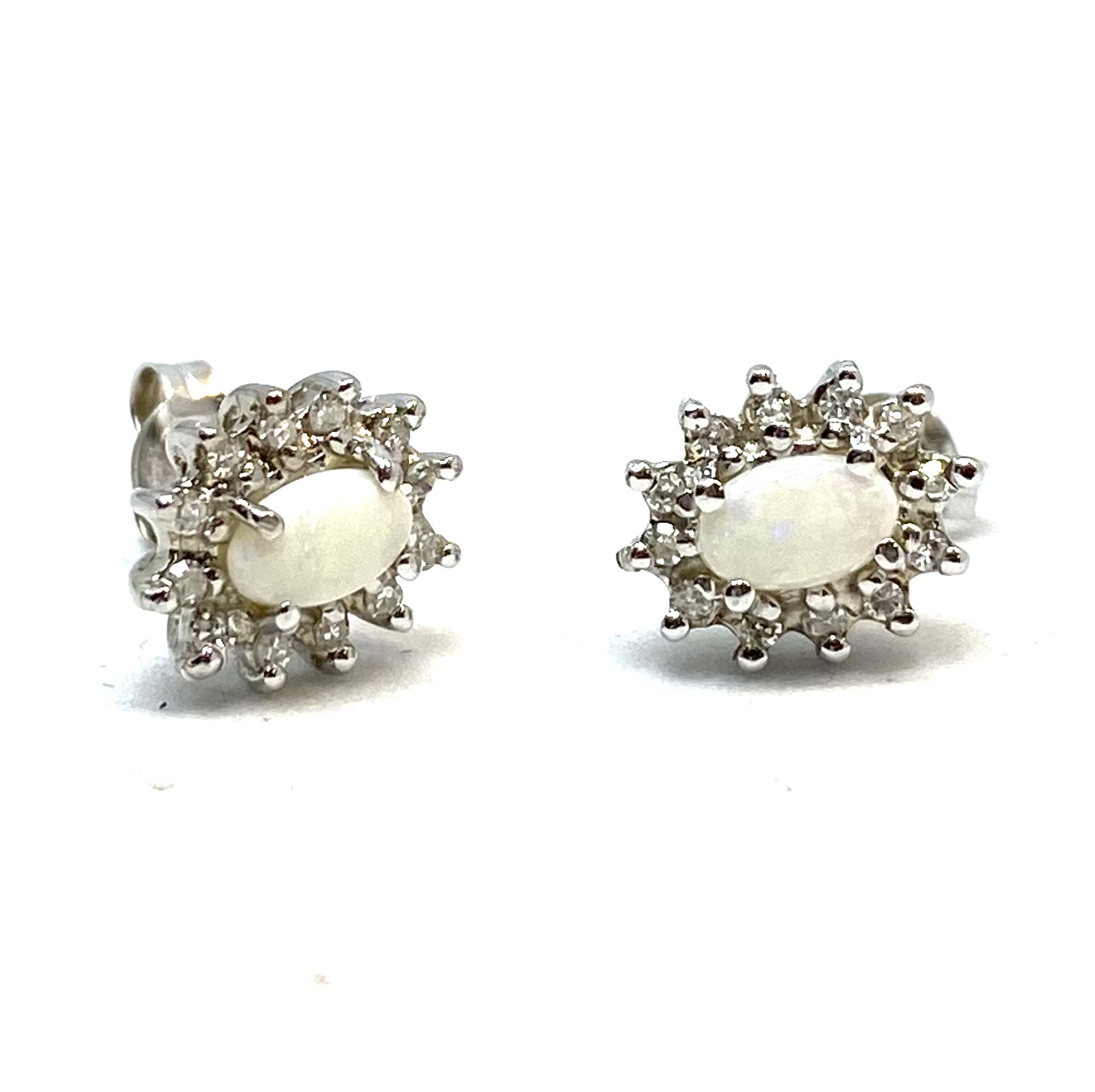 Boucles d'oreilles pour femme en or 10K, 2 opales 5x3mm, 24 diamants pour 0.12 carat