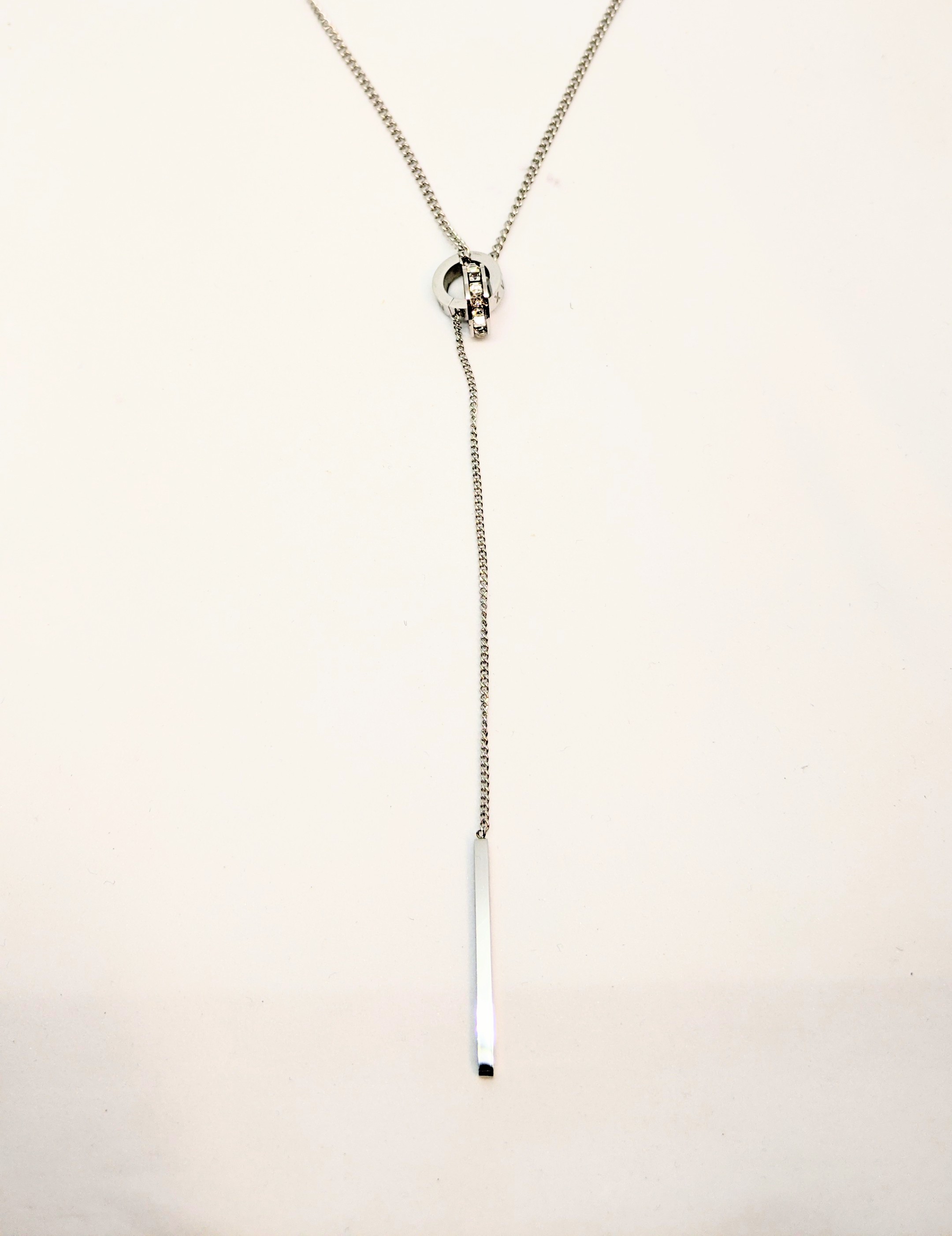 Pendantif stainless, pierres de swarovski coupe princesse, tige pendante, chiffres romain