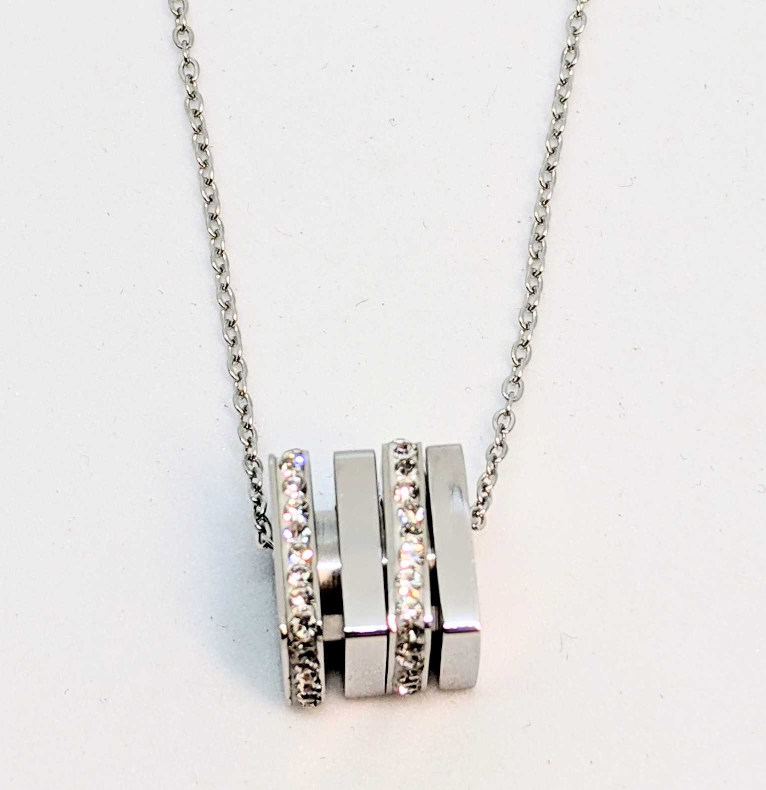 Pendentif stainless, cube rempli à moitié de pierres