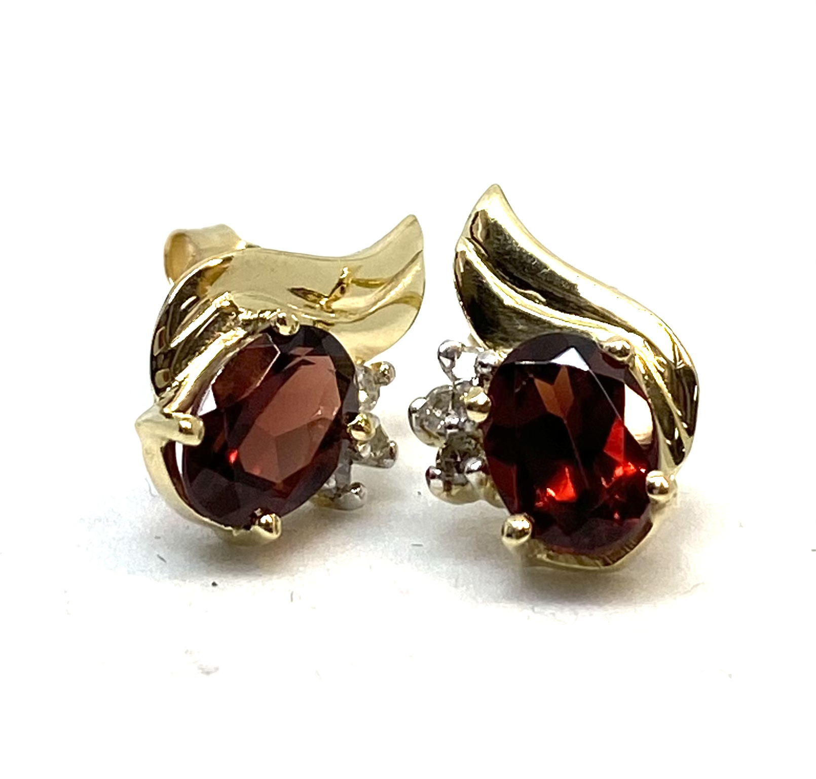 Boucles d'oreilles pour femme en or 10K, 2 grenats 7x5mm coupe ovale, 6 diamants pour 0.06 carat