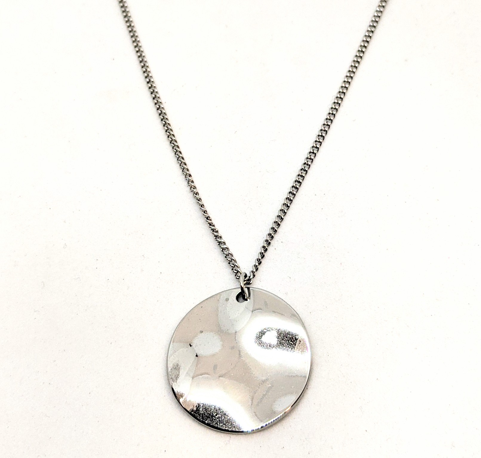 Pendentif pour femme en stainless, médaillon ondulé