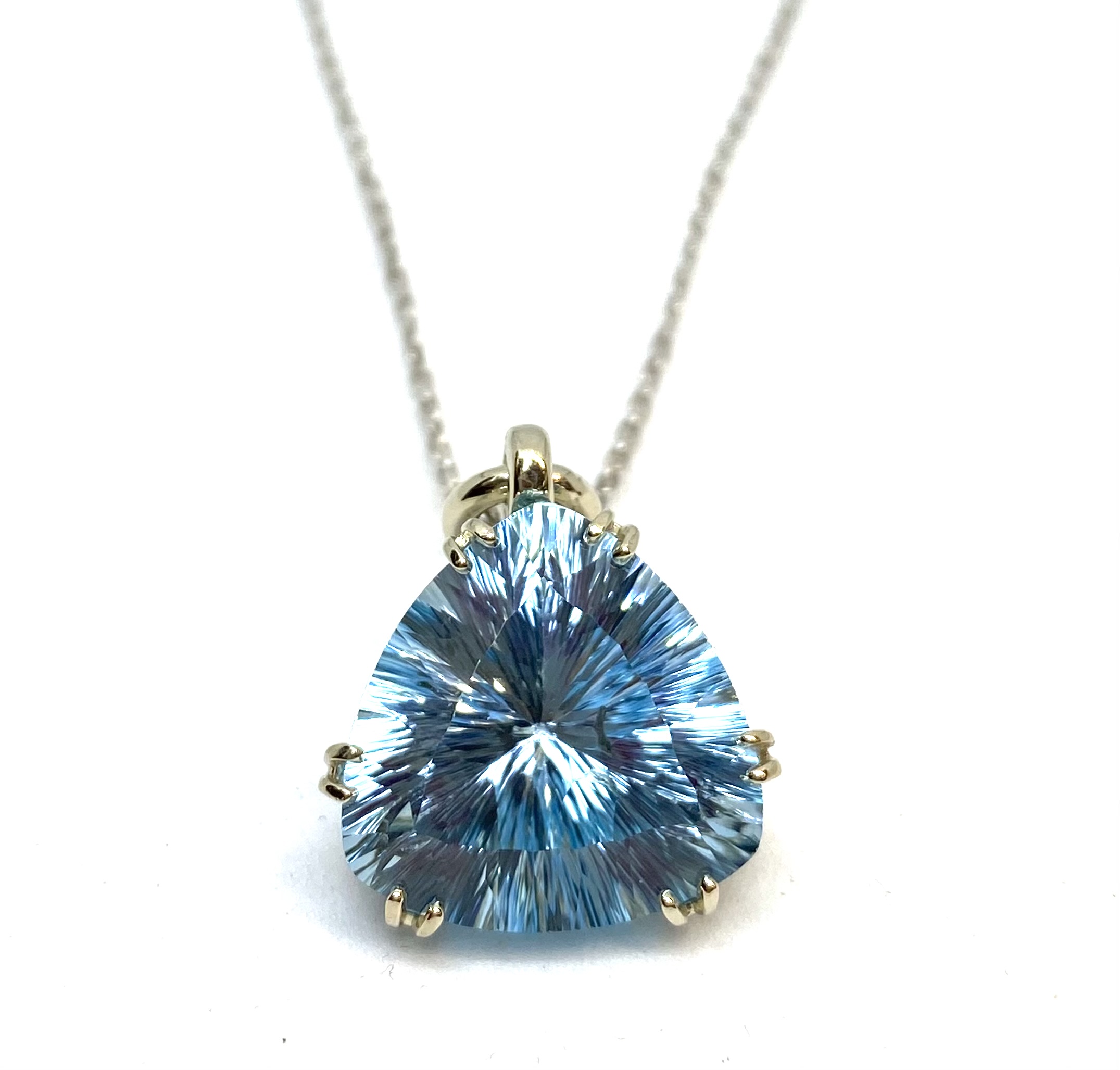 Pendentif pour femme en or 14K, 2 diamants SI F/G pour 0.02 carat, topaz bleu 16mm coupe trillion fantaisie