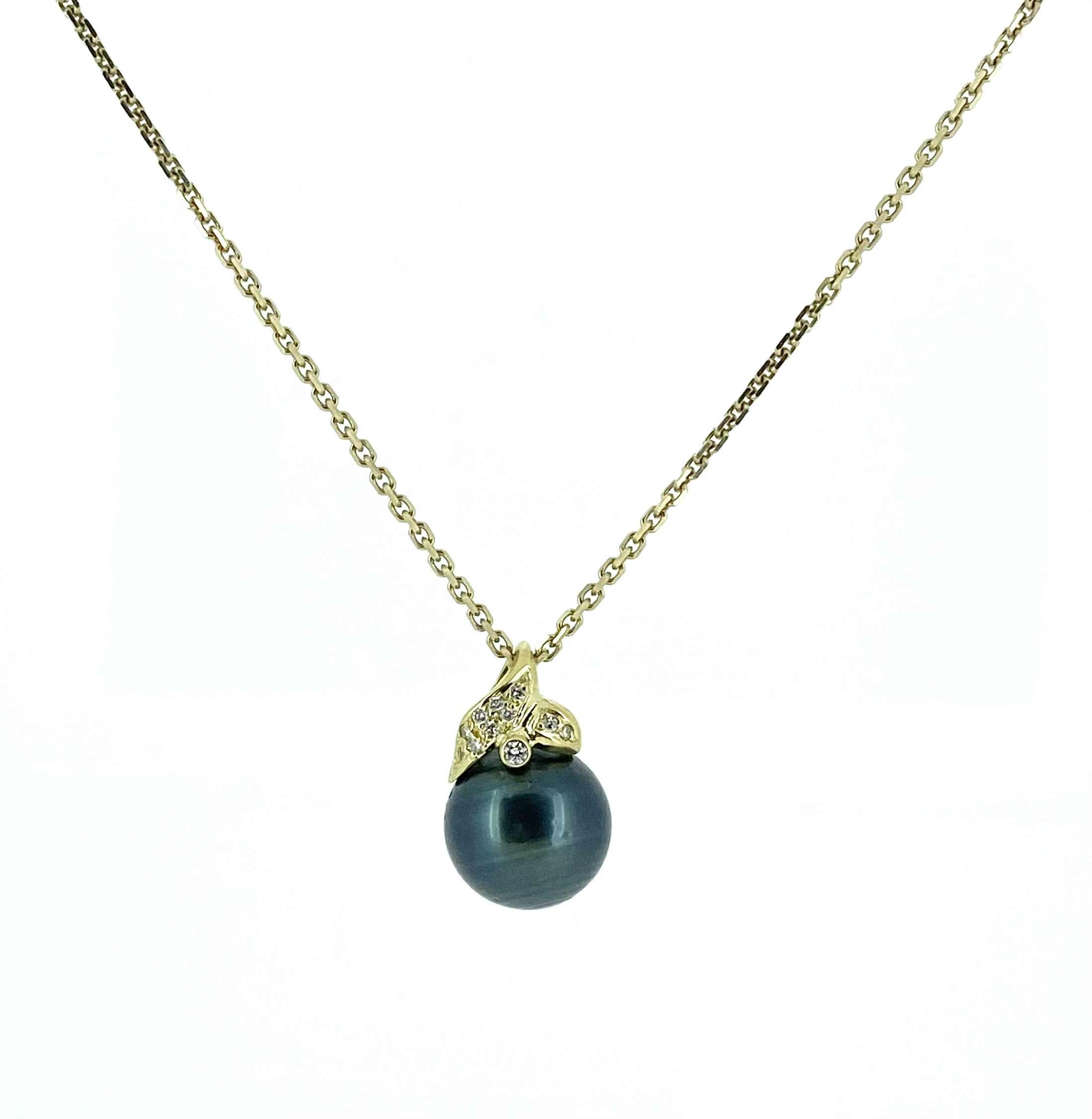 Pendentif pour femme en or 18k, perle de tahiti 12-12.5mm, 11 diamants pour 0.10 carat