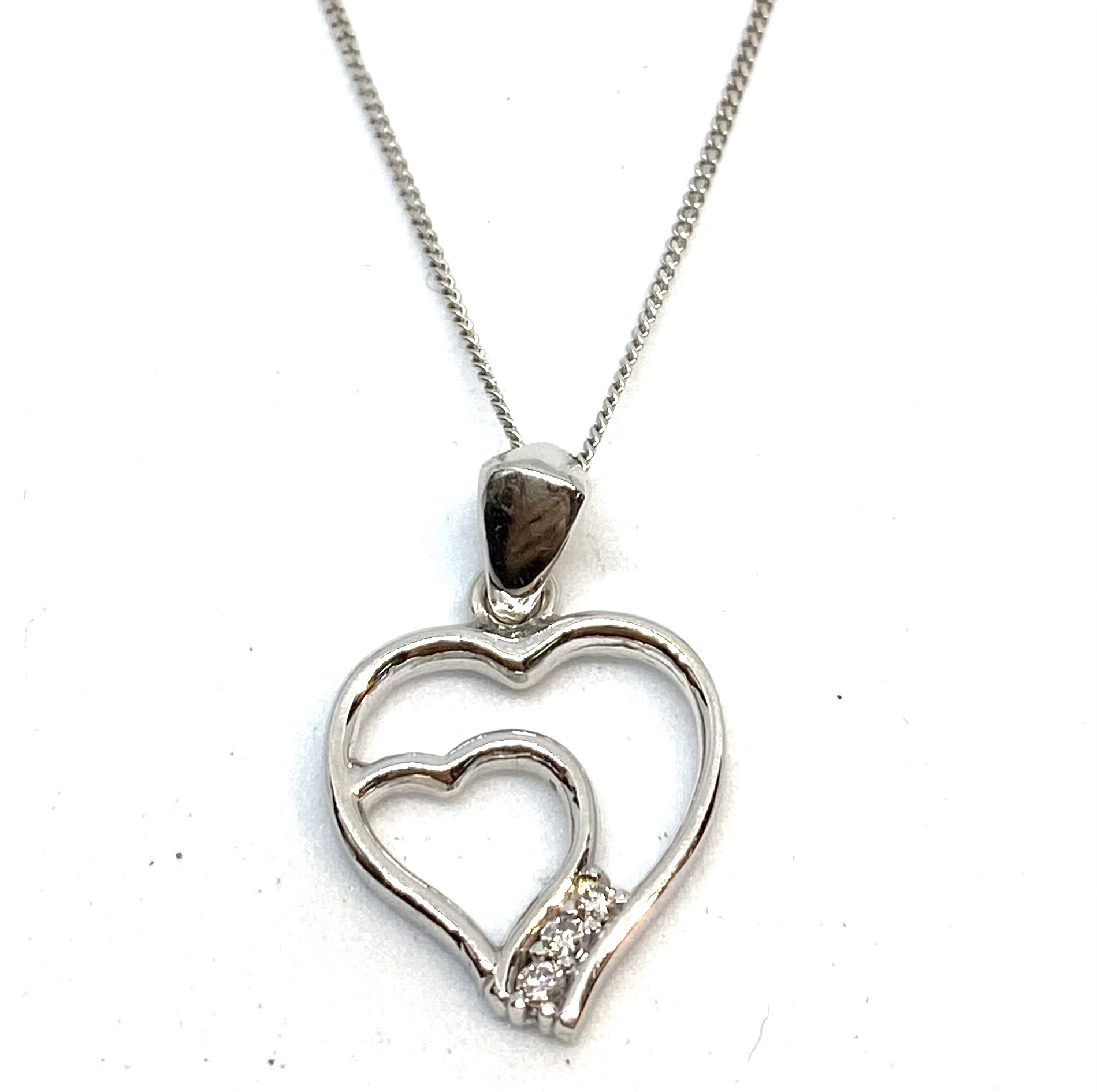 Pendentif pour femme en or 10K, 3 diamants pour 0.04 carat, coeur