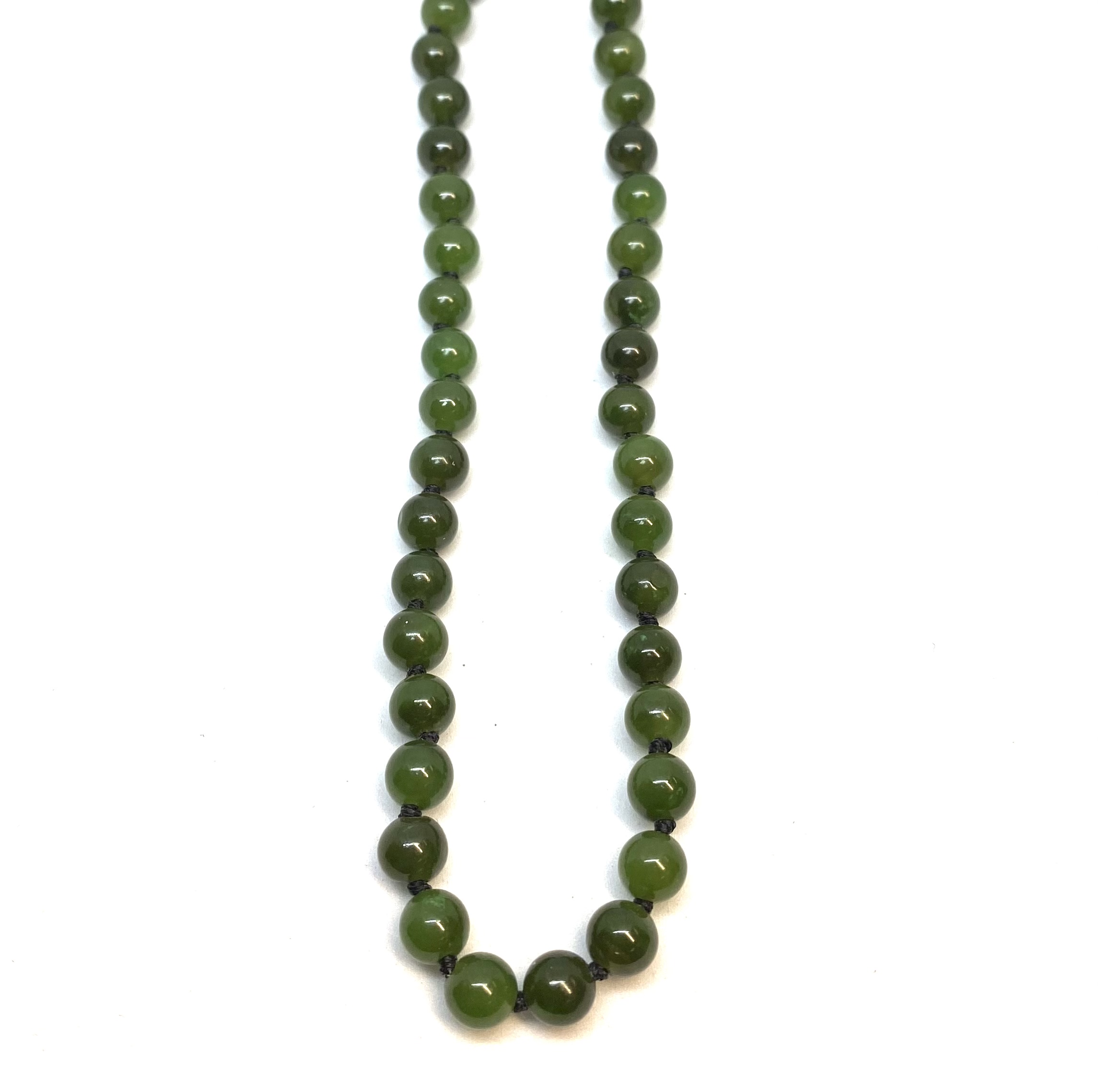 Collier de jade, fermoir en or 14K