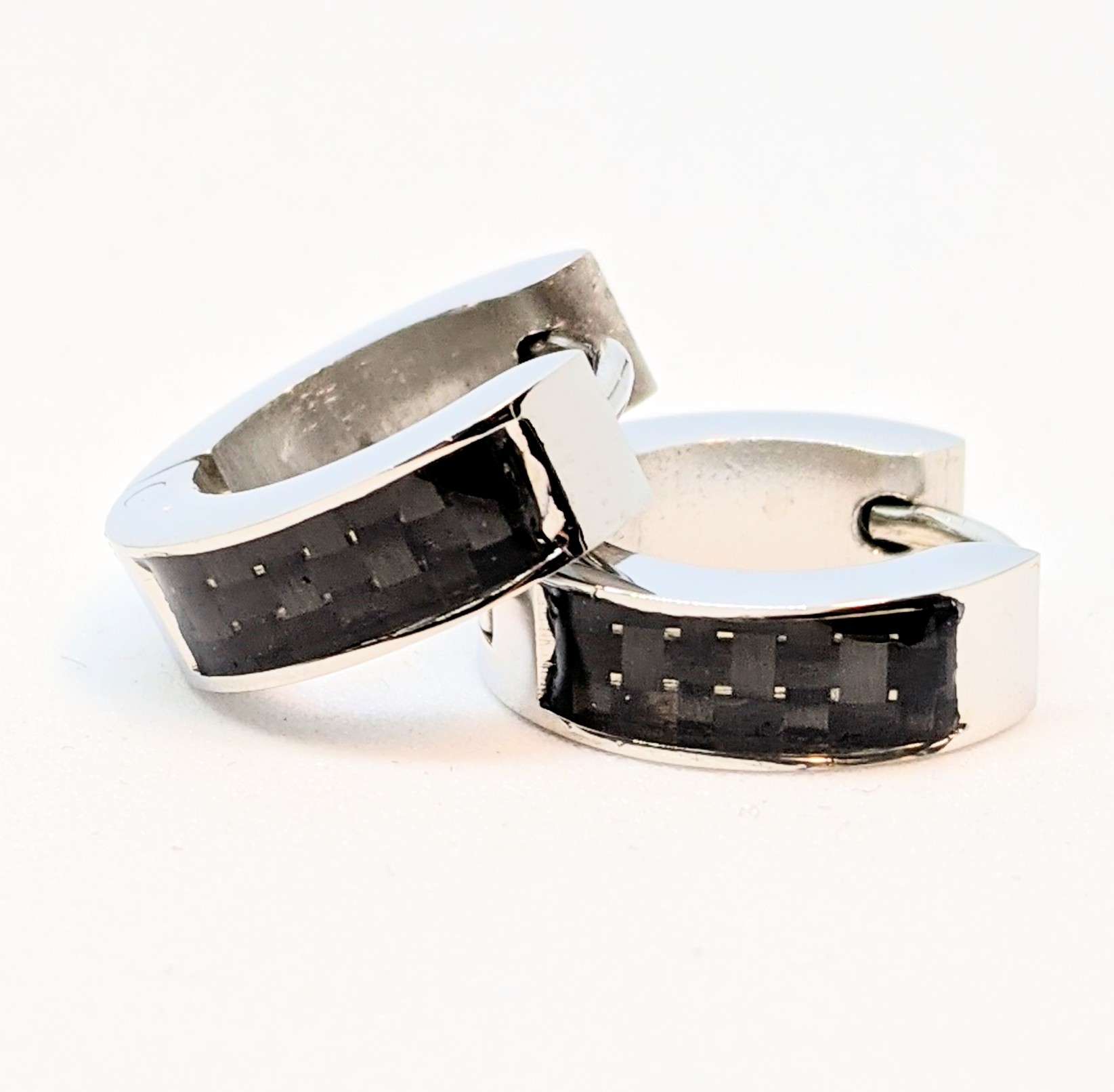 Boucles d'oreilles stainless et fibre de carbone, huggies