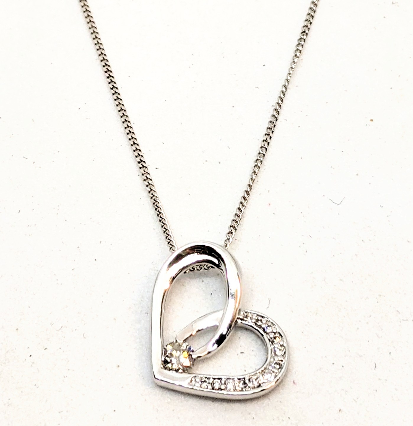 Pendentif or 10K, 13 diamants pour 0.102 carat total (1=7+12=3.2), coeur