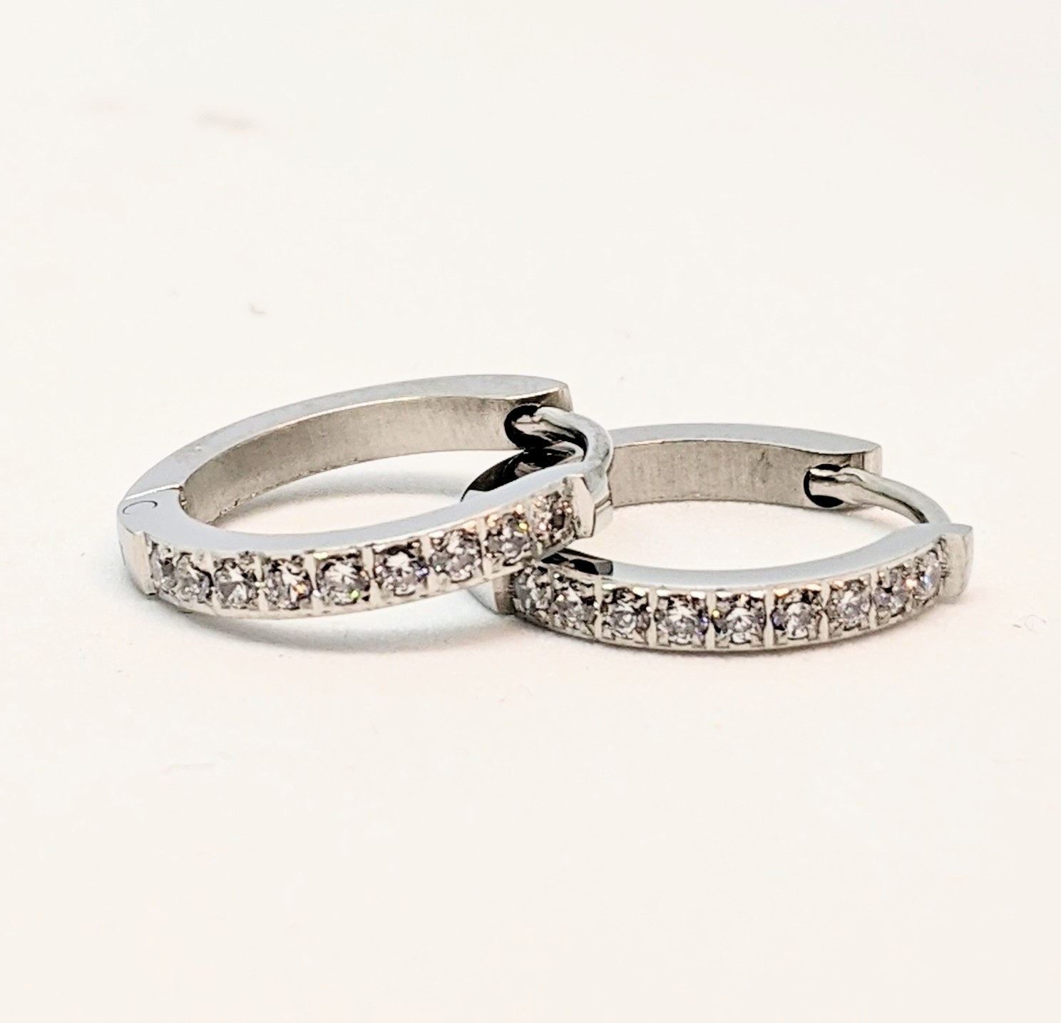 Boucles d'oreilles pour femme en stainless, zircons, huggies
