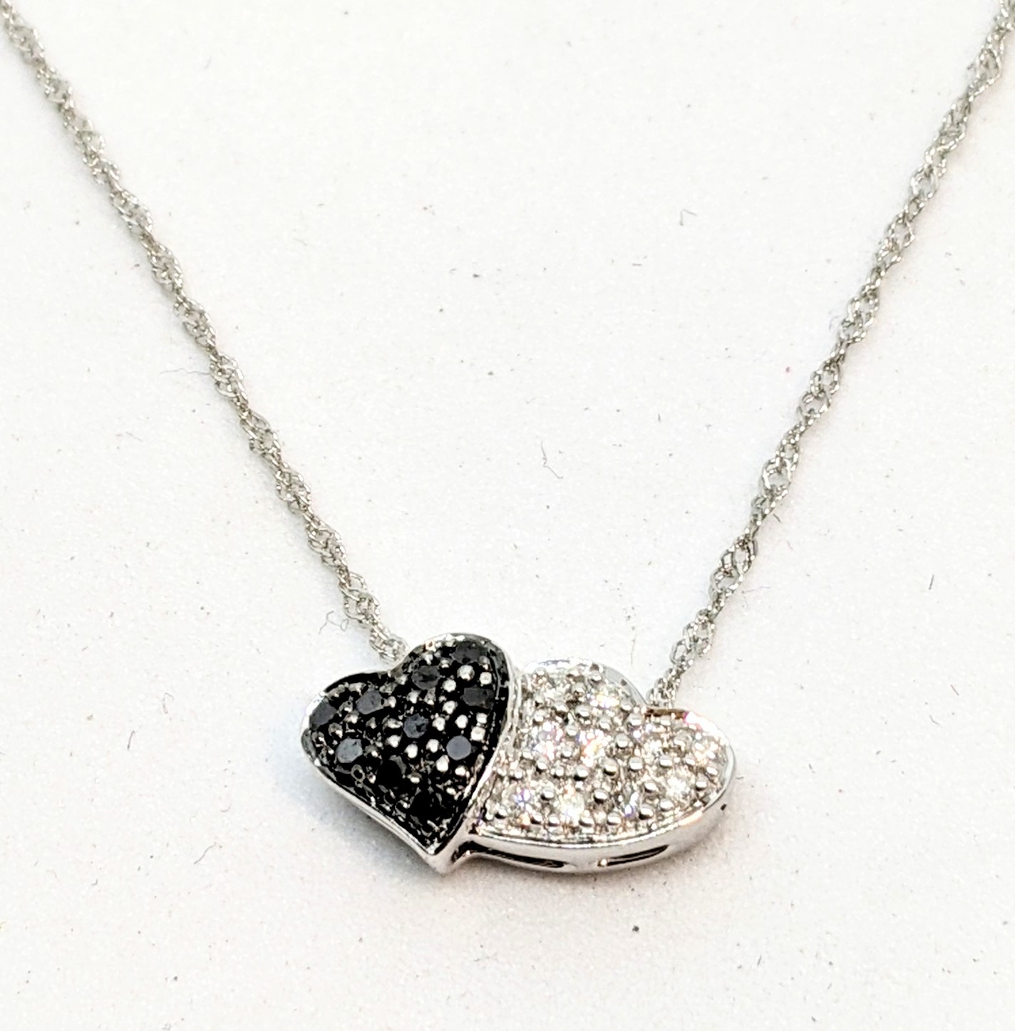 Pendentif or 10K, 0.1 carat total de diamants, 2 coeur mélangés de diamants noirs et blancs, chaine ou 14K