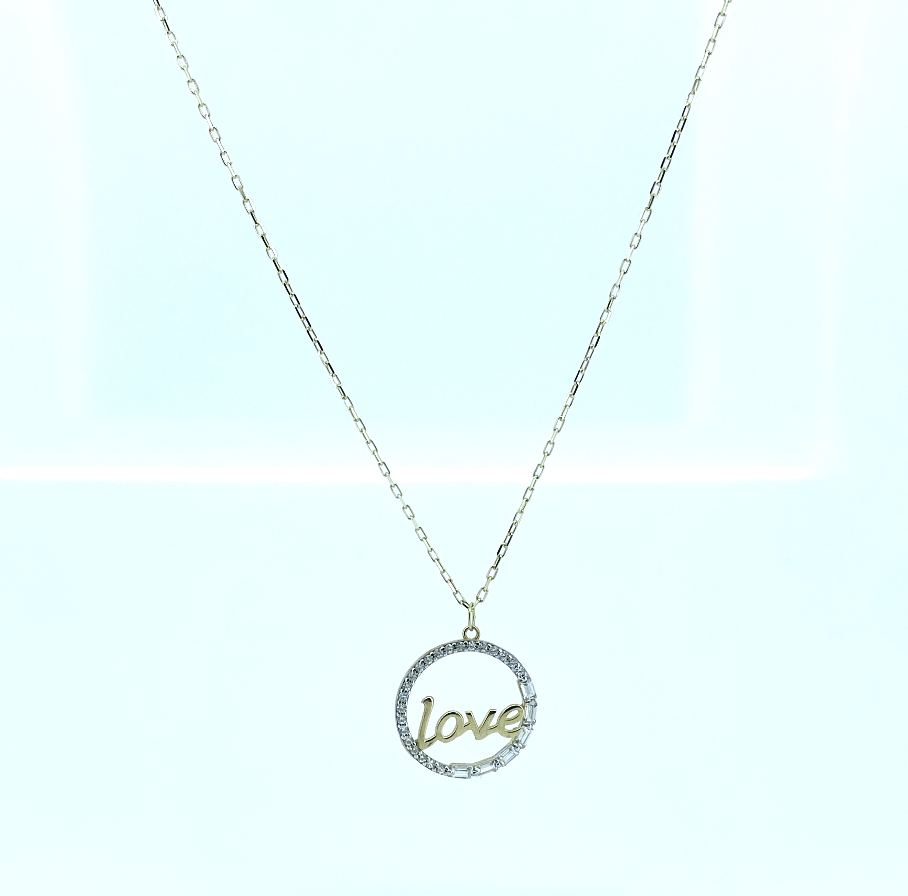 Pendentif pour femme en or 10k, zircons, love