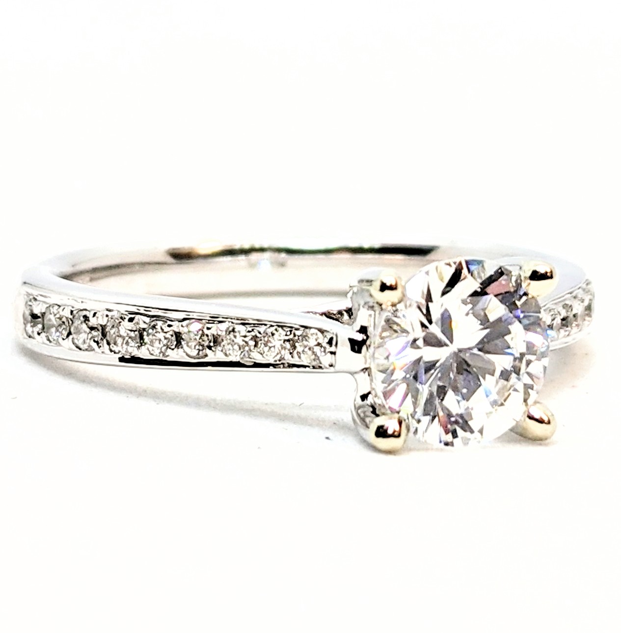 bague en or 14K, pierre centrale = zircon, 18 diamants pour 0.15 carat