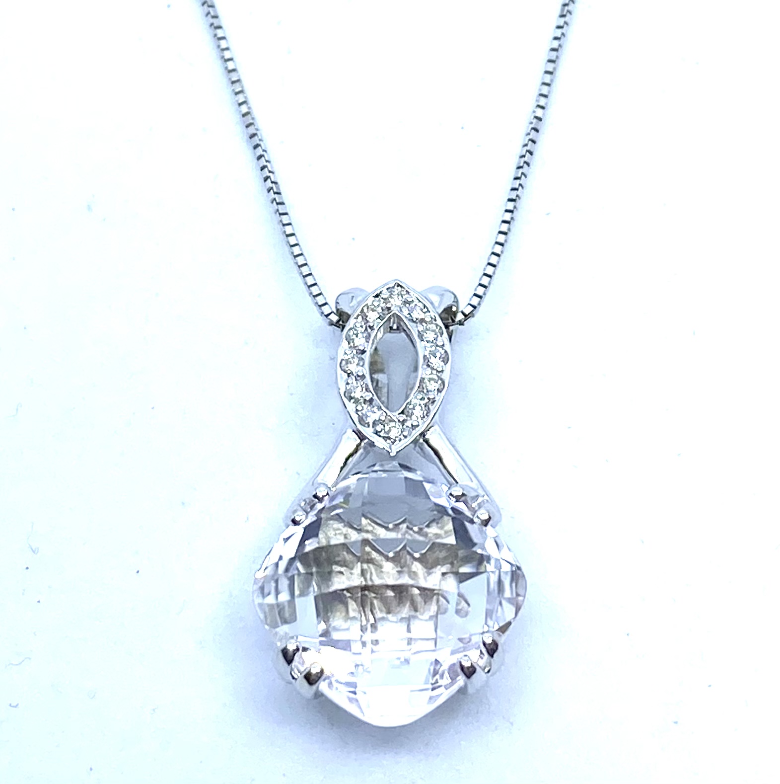 Pendentif pour femme en or 14K, 12 diamants SI-3, F pour 0.06 carat, 1 topaz12x12mm coupe cushion