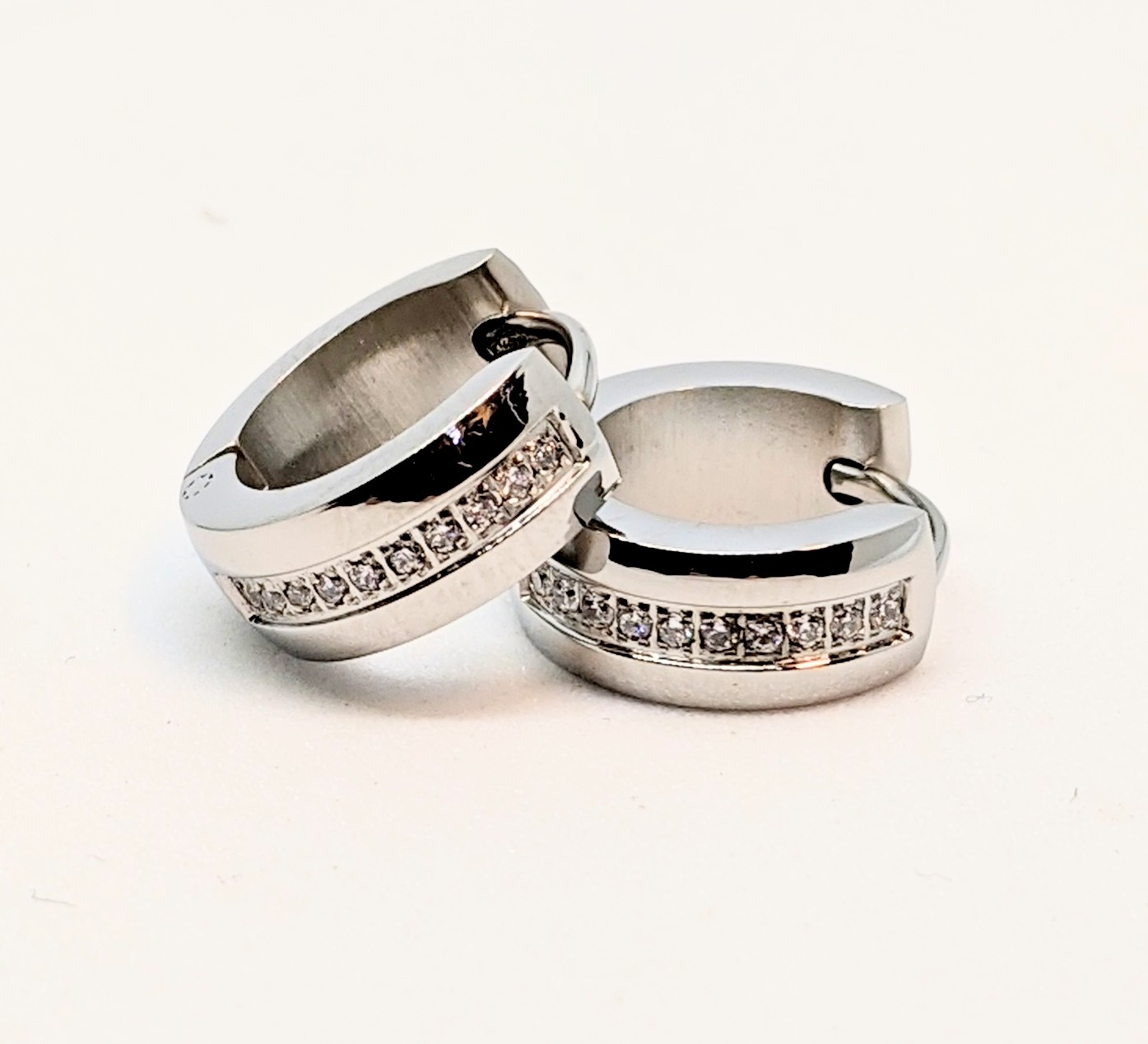 Boucles d'oreilles stainless, huggies, 1 ligne de pierres