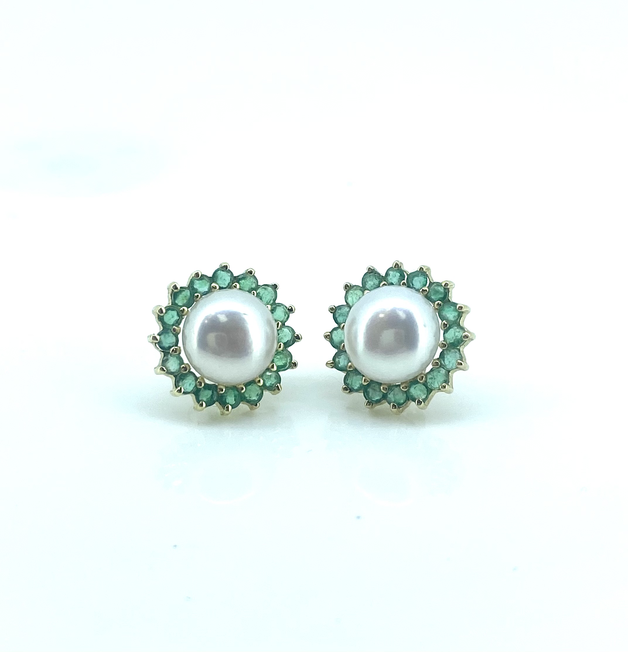 Boucles d'oreilles pour femme en or 14k, 32 émeraudes pour 0.80 carat, 2 perles d'eau douce 7-8mm