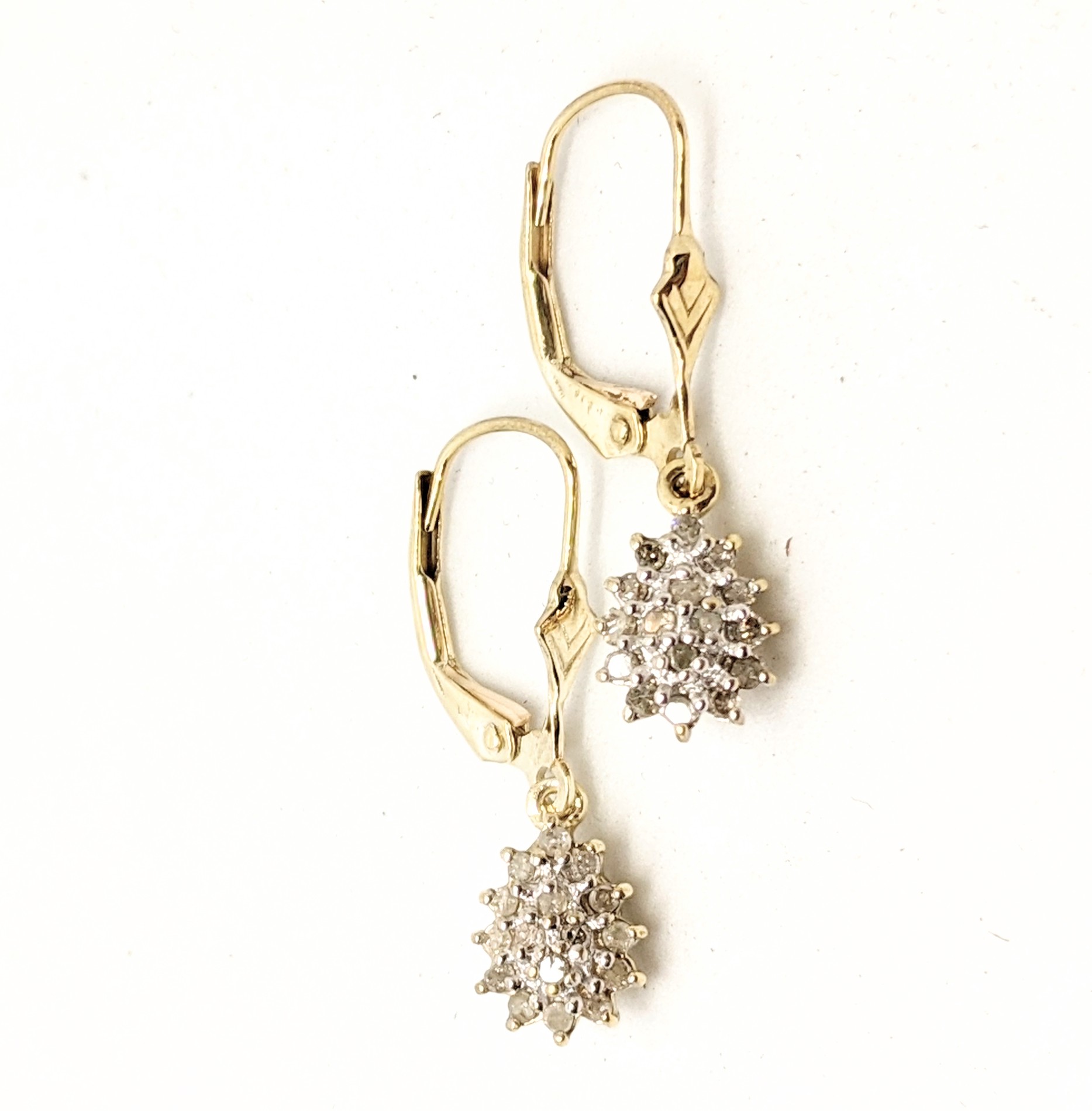 Boucles d'oreilles or 10K, 32 diamants pour 0.2 carat, crochet