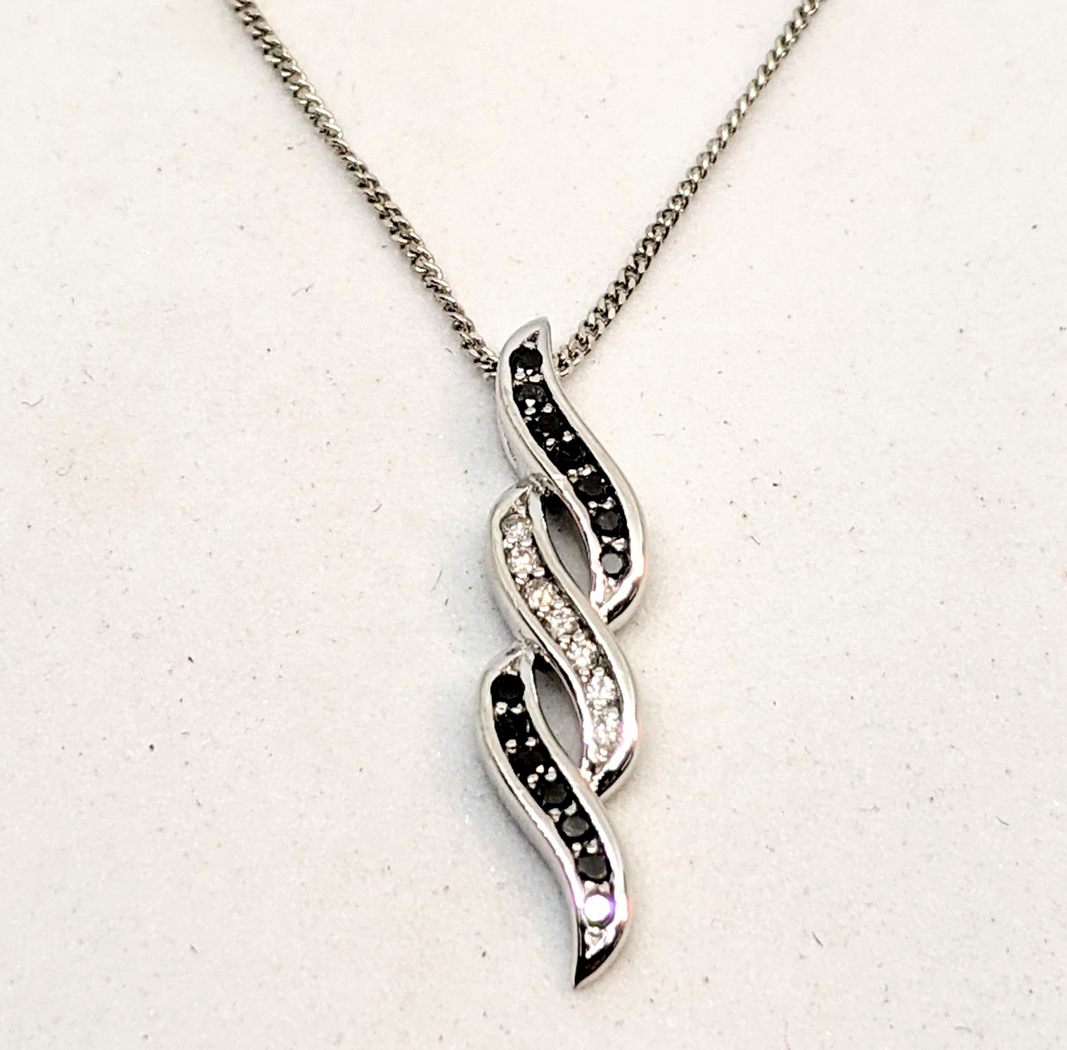 Pendentif or 10K, 21 diamants pour 0.1 carat ( 7 blancs et 14 noirs )