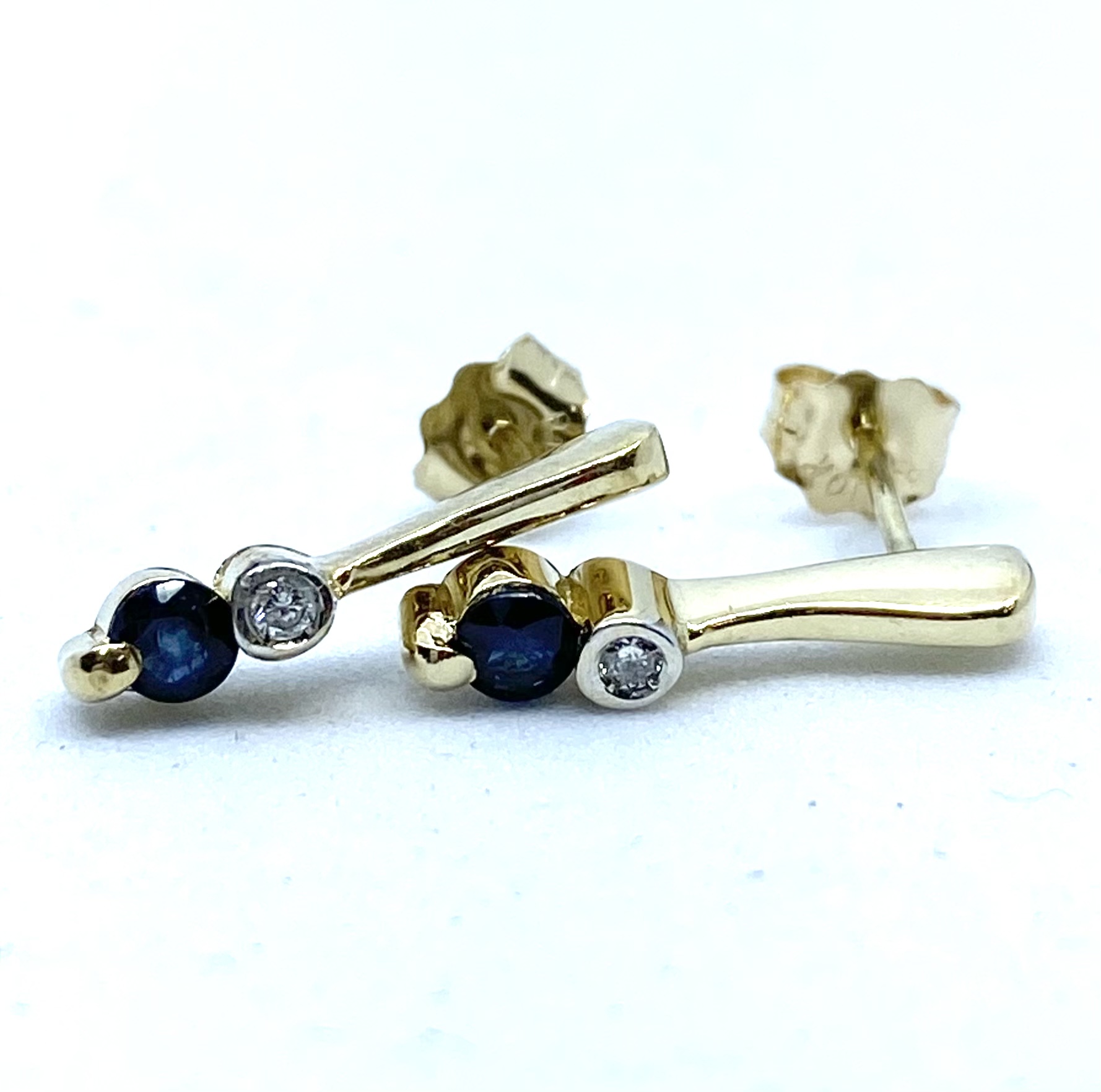 Boucles d'oreilles pour femme en or 10K, 2 diamants pour 0.03 carat, 2 saphirs 3mm