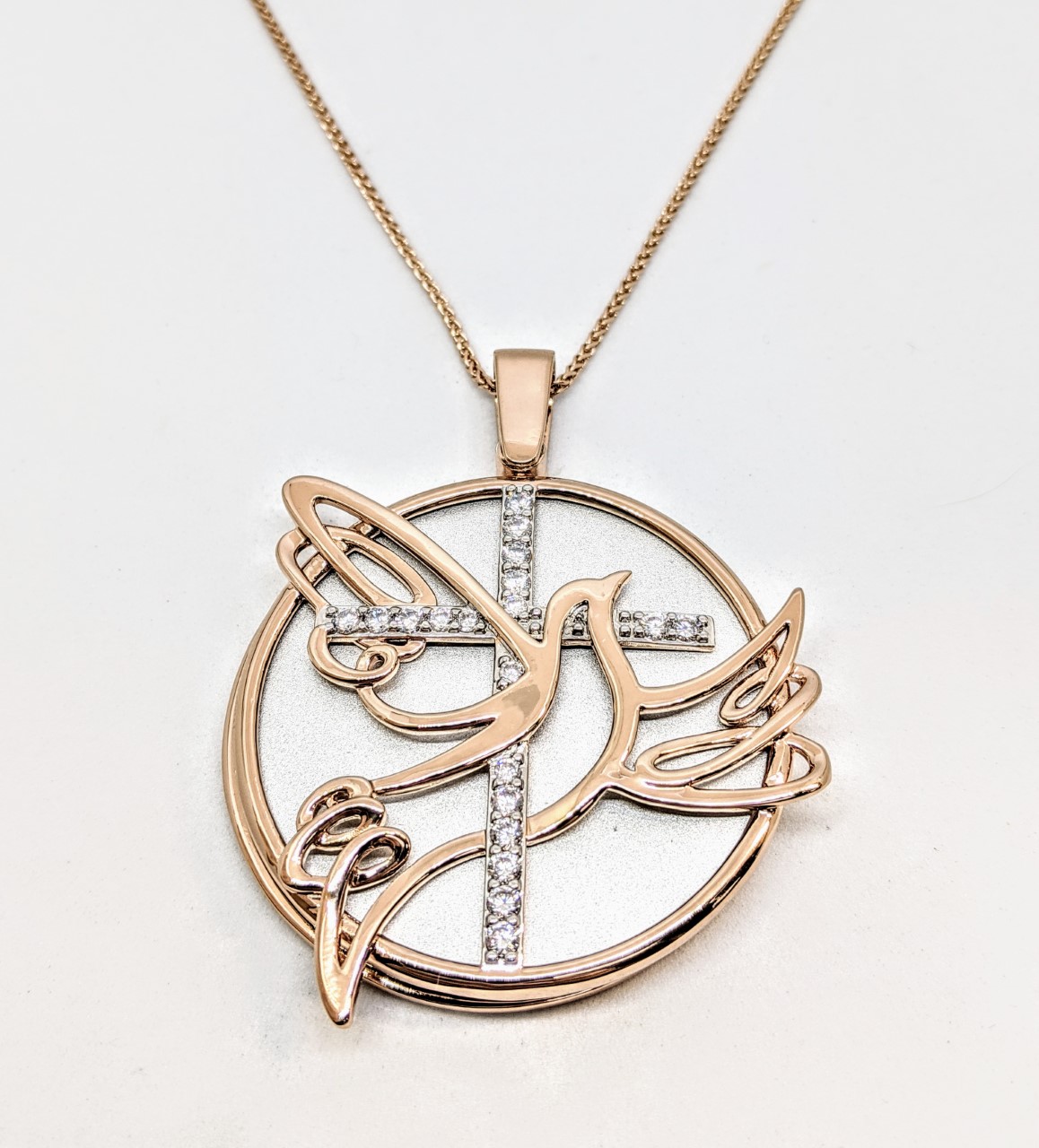 Pendantif bronze plaqué 18K, colombe et croix garnie de pierres, loupe